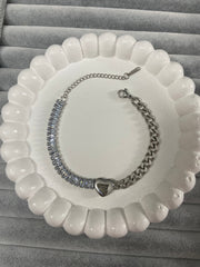 Zarif kalp detaylı bileklik