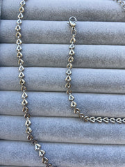 Üçgen detaylı kolye