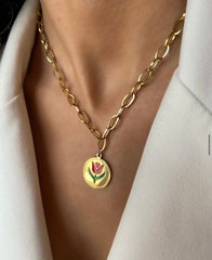 Kırmızı lale detaylı kolye