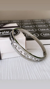 İçi boş taş detaylı kelepçe