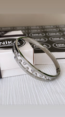 İçi boş taş detaylı kelepçe