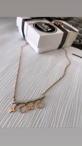 Saçaklı şekilli rose renk kolye