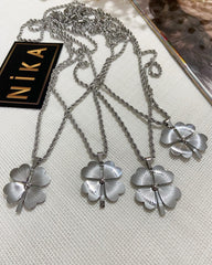 Silver renk yonca kolye