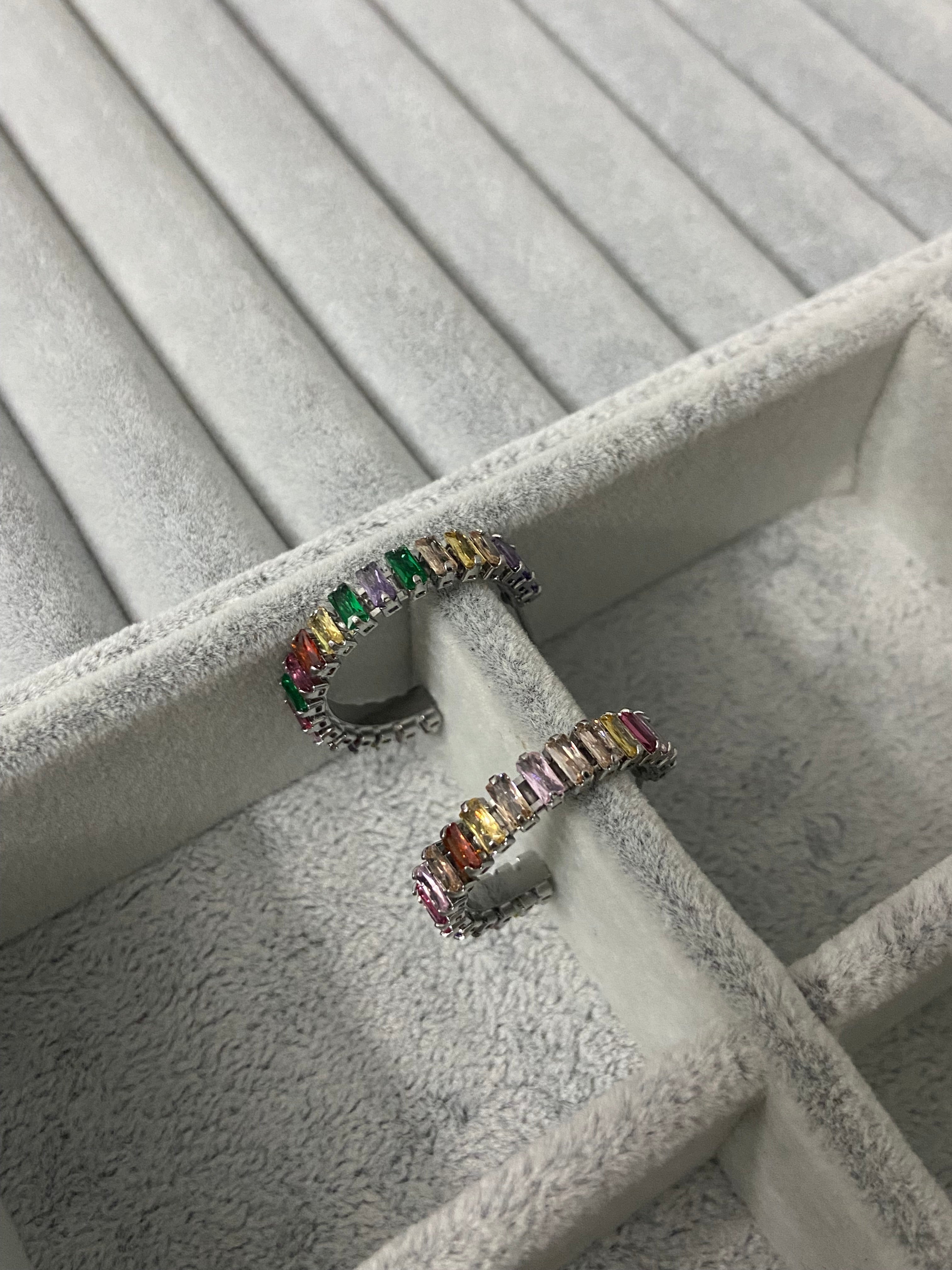 Renkli taşlı küpe