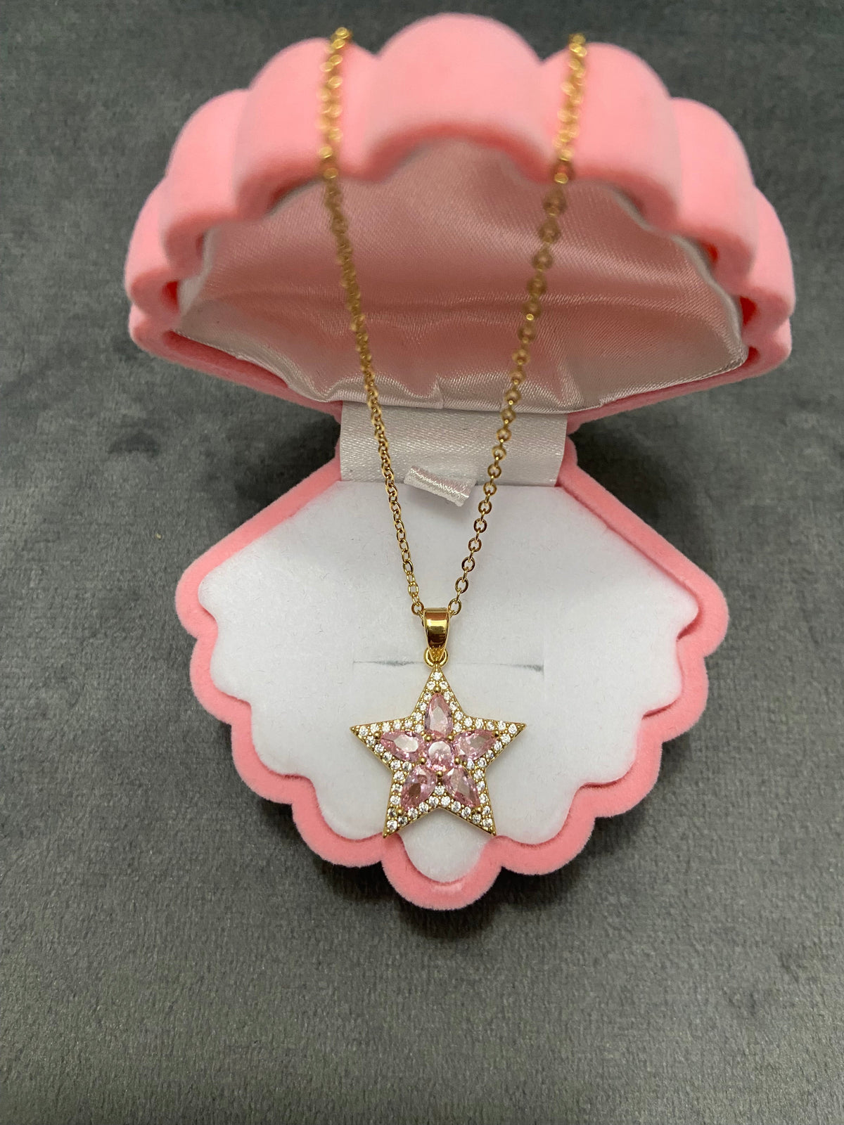 Pembe yıldızlı kolye