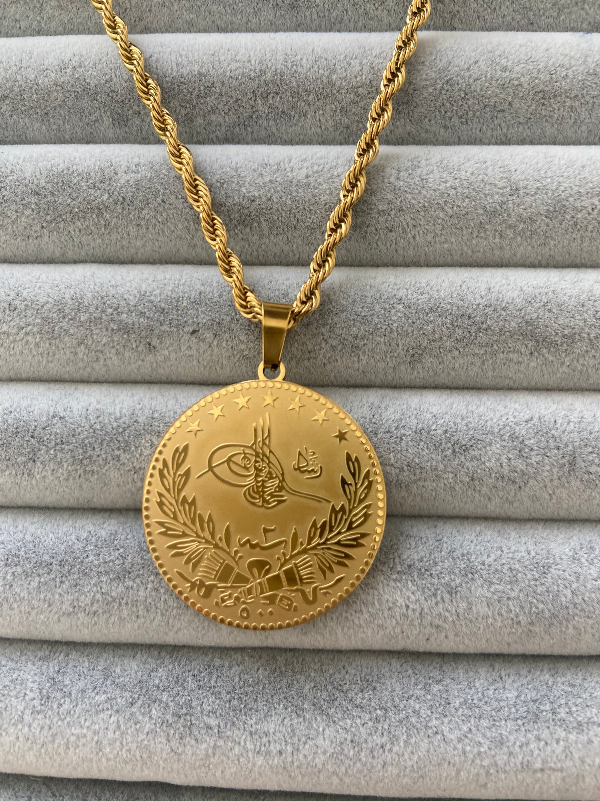 Ucu yuvarlak altınlı kolye