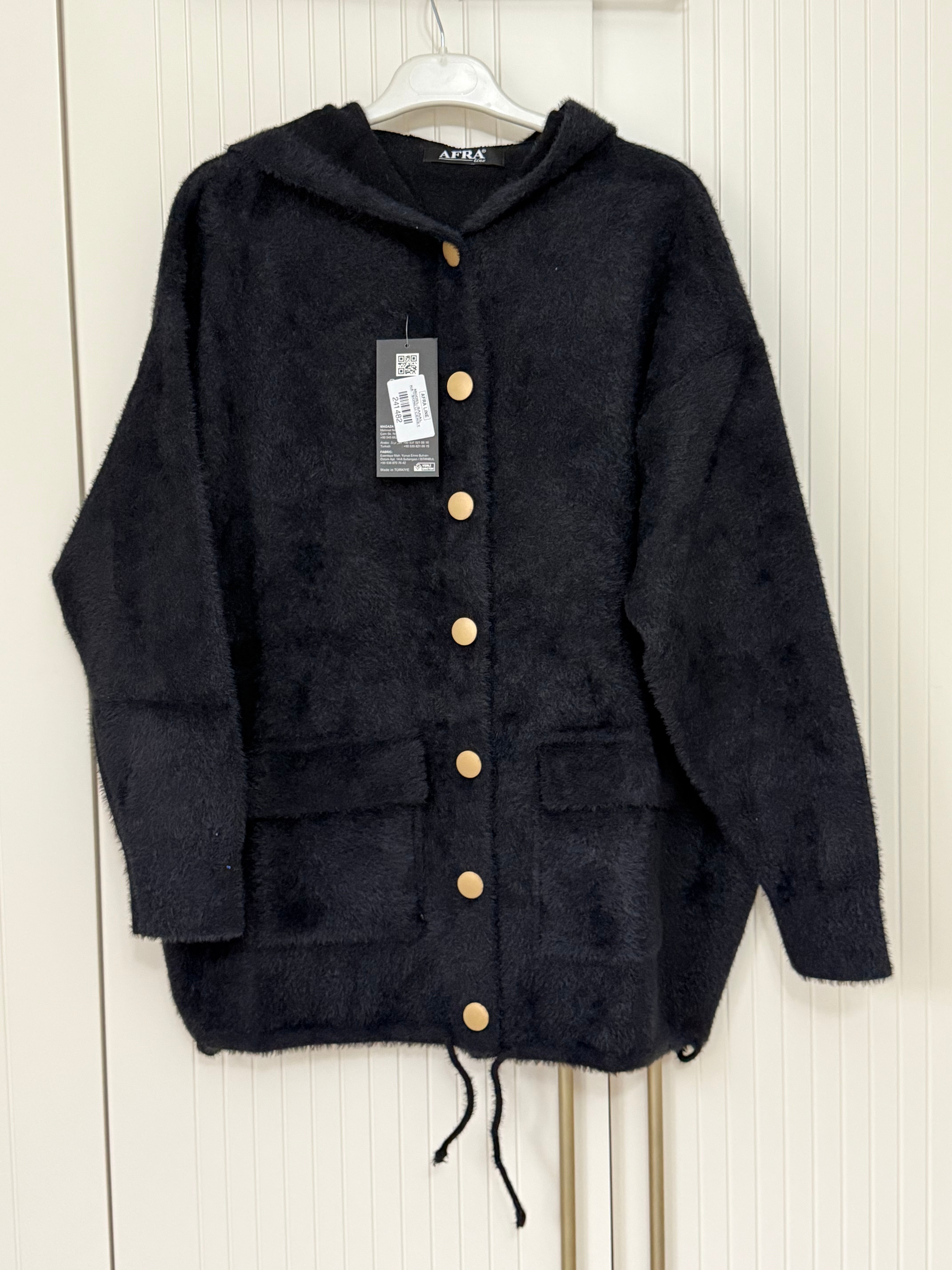 Siyah düğmeli hırka