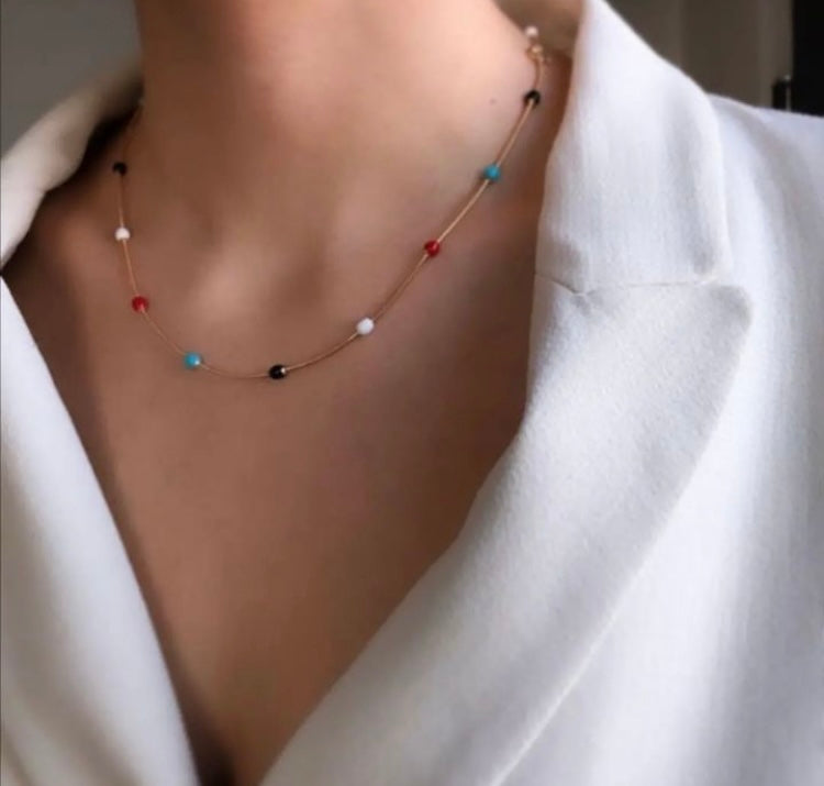 Renkli boncuklu kolye