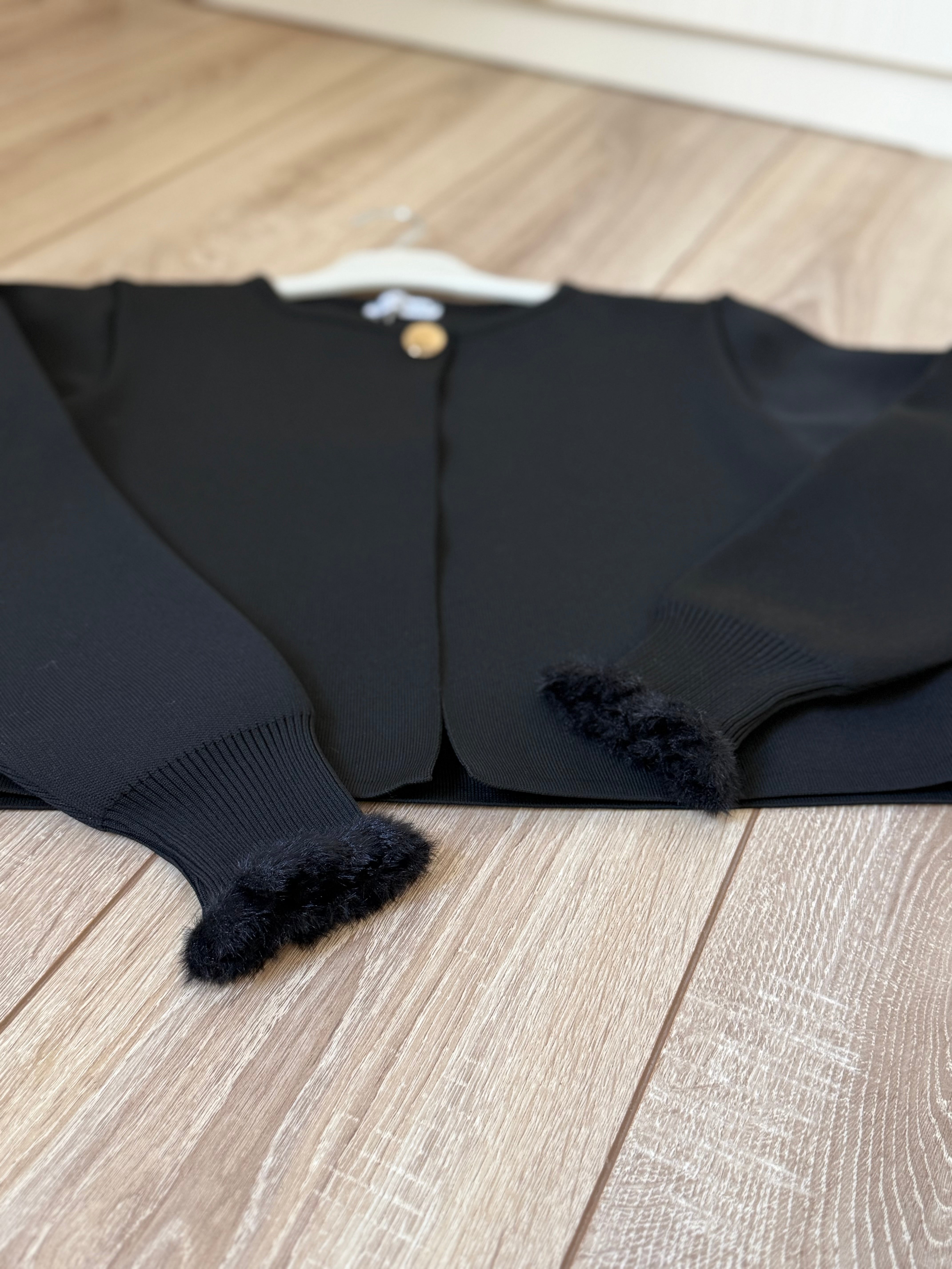 Kolları tüylü hırka