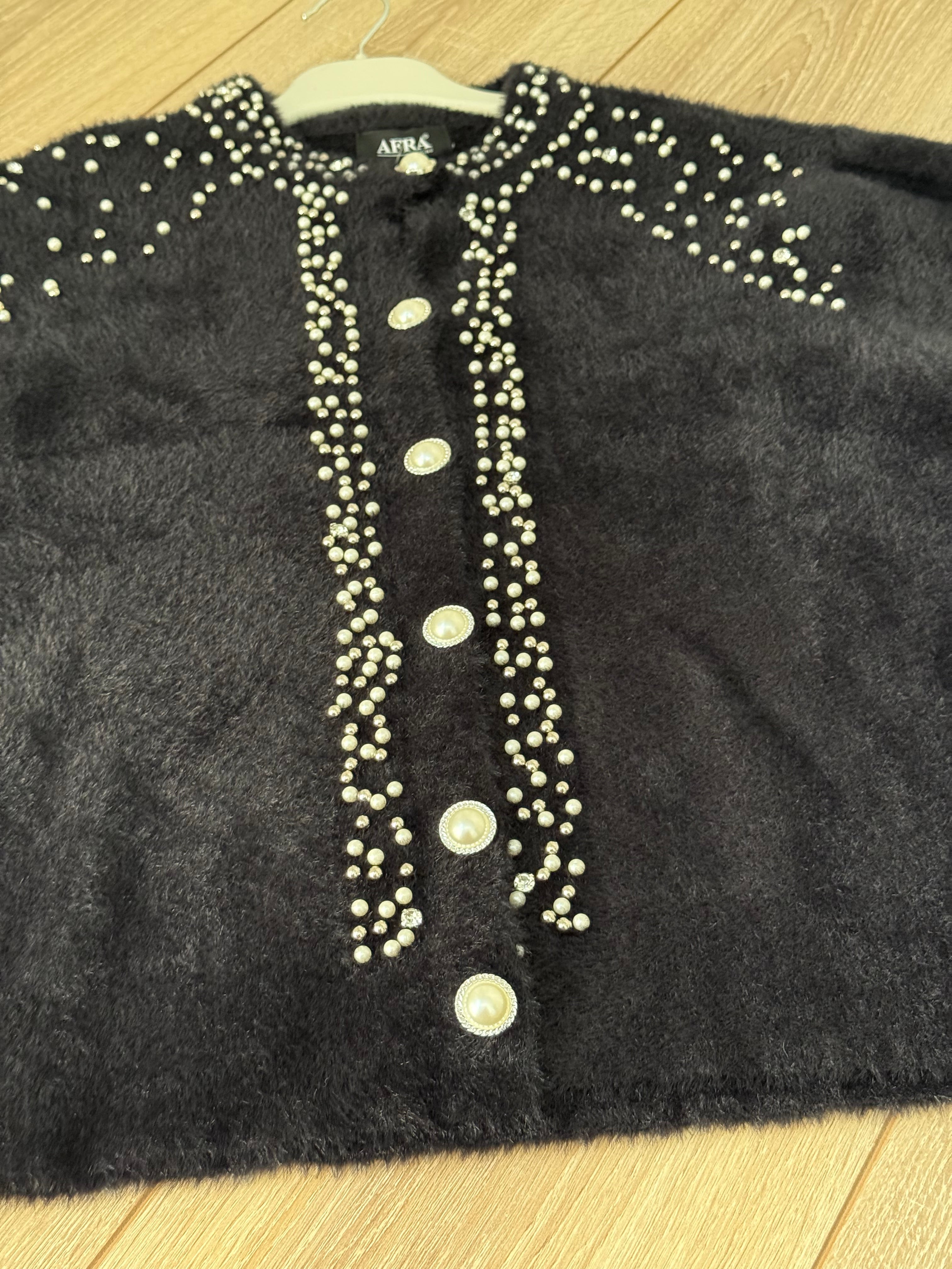 Siyah boncuklu hırka