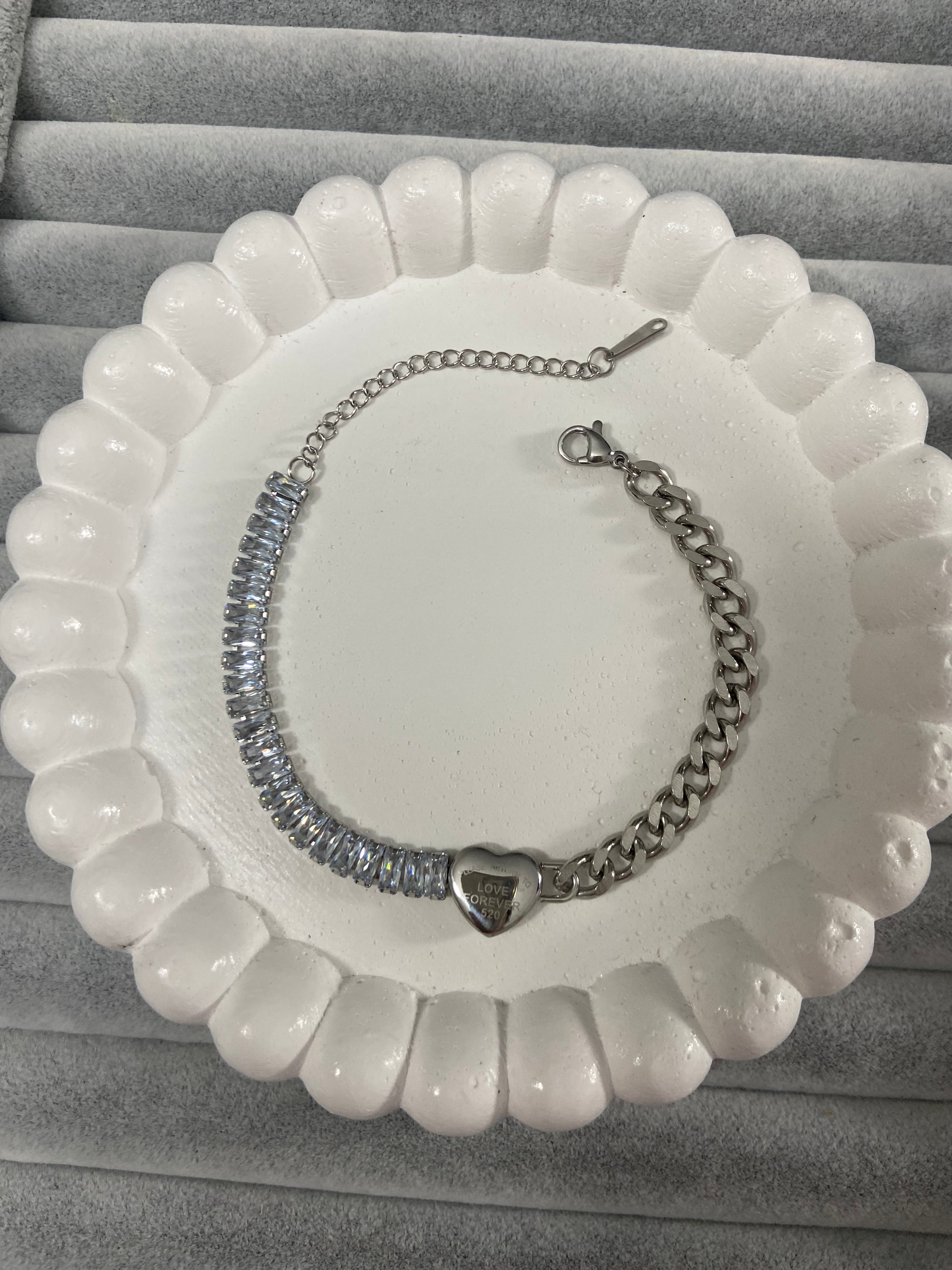 Zarif kalp detaylı bileklik