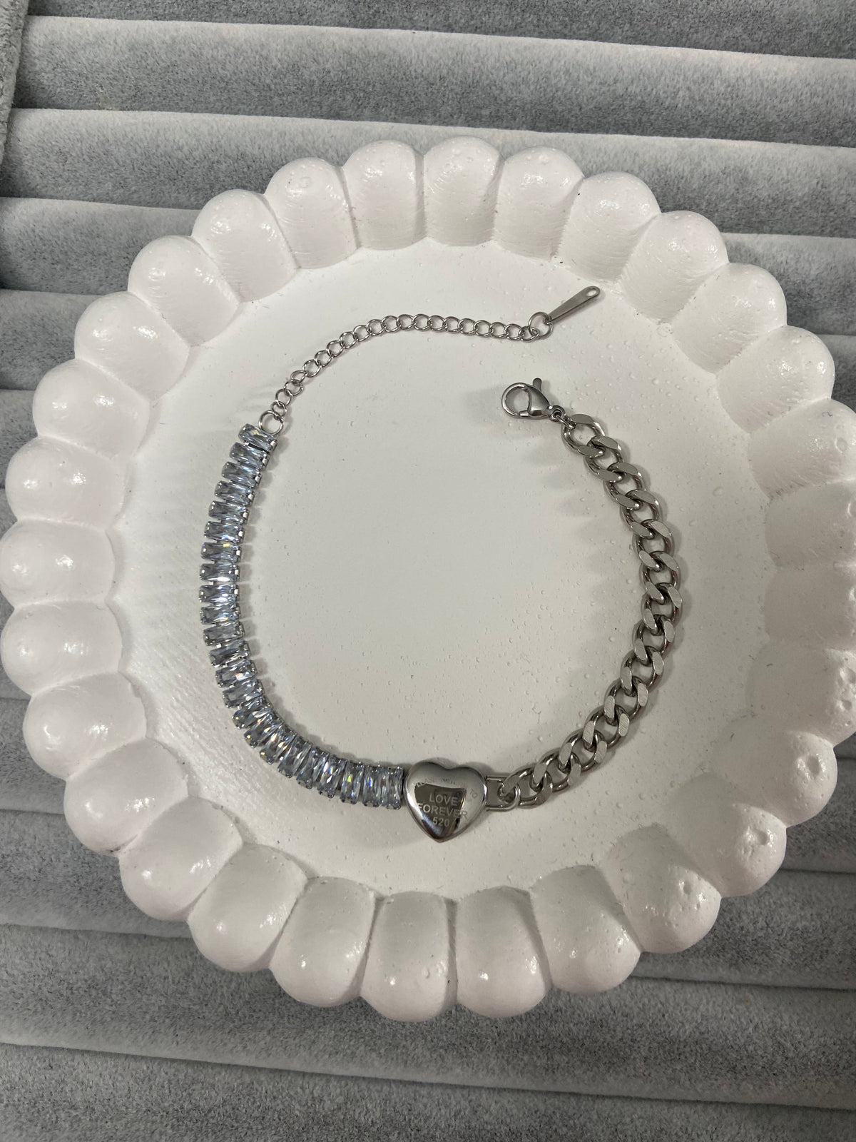 Zarif kalp detaylı bileklik