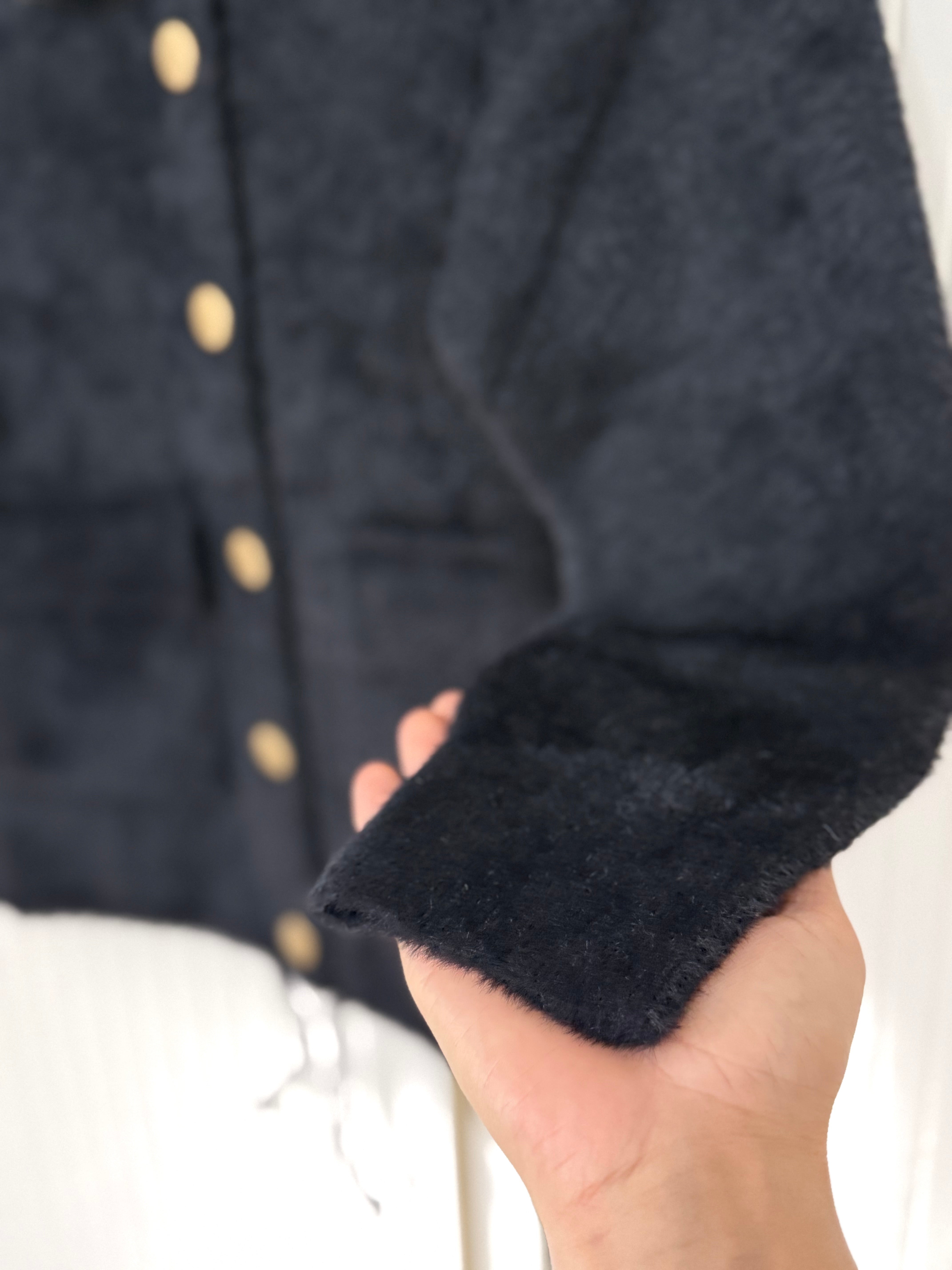 Siyah düğmeli hırka