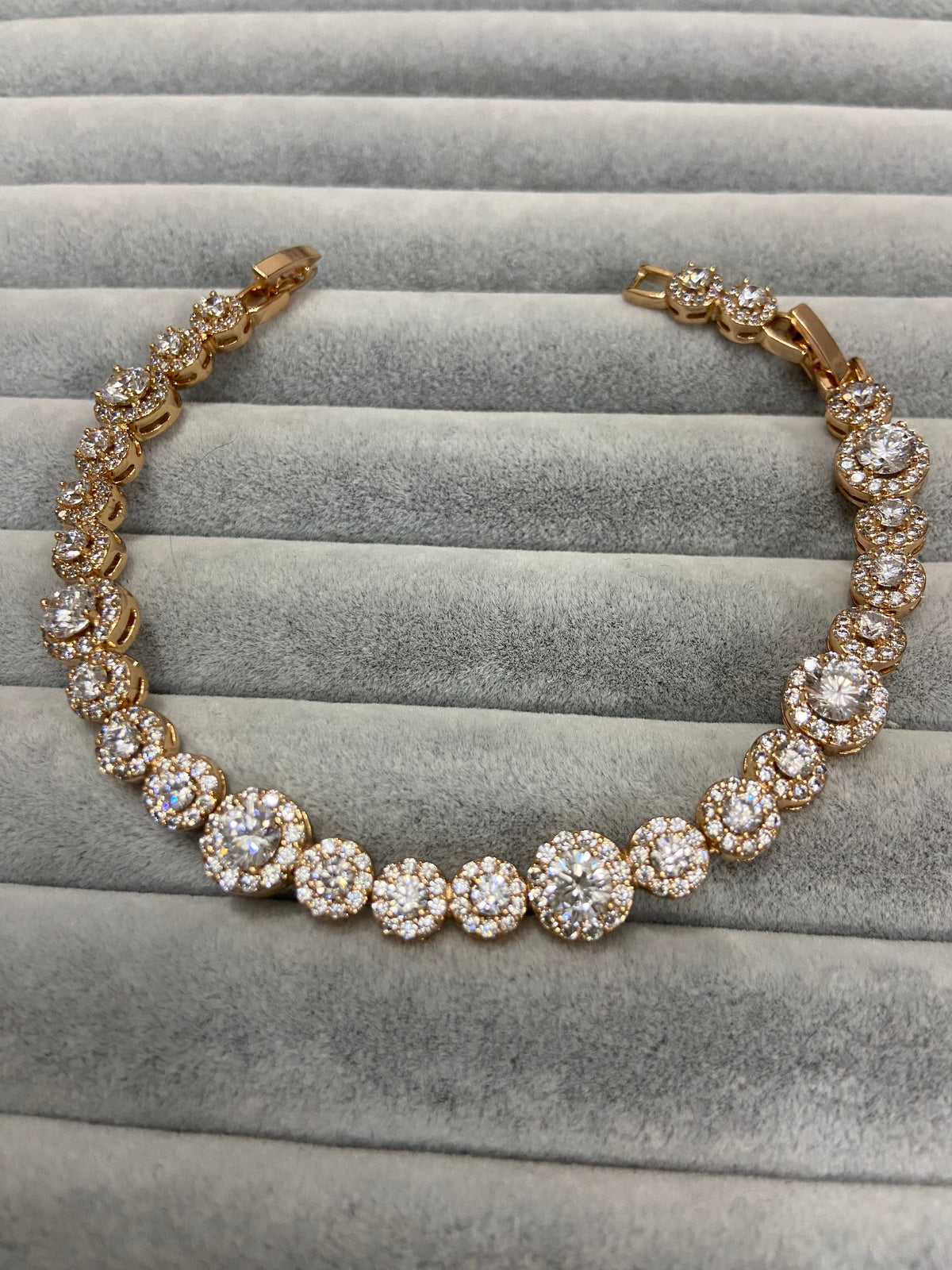 Taş işlemeli bileklik