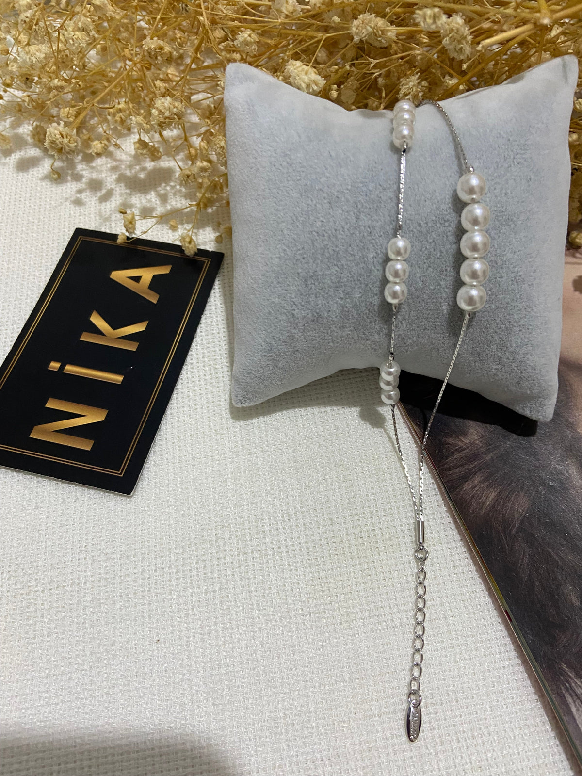 Beyaz boncuklu silver renk bileklik