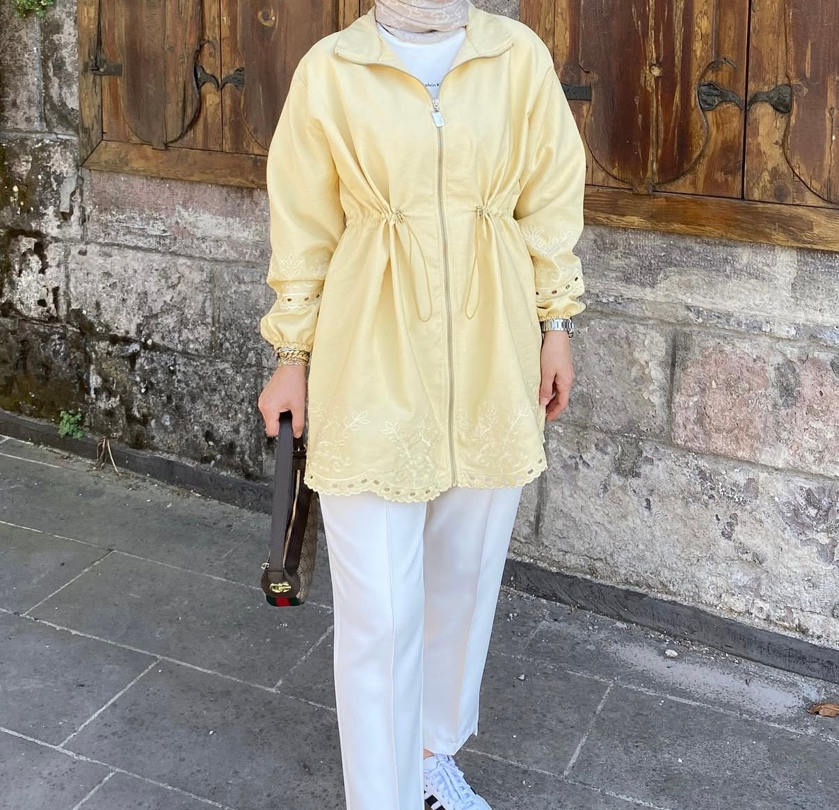 Nakış detaylı sarı ceket