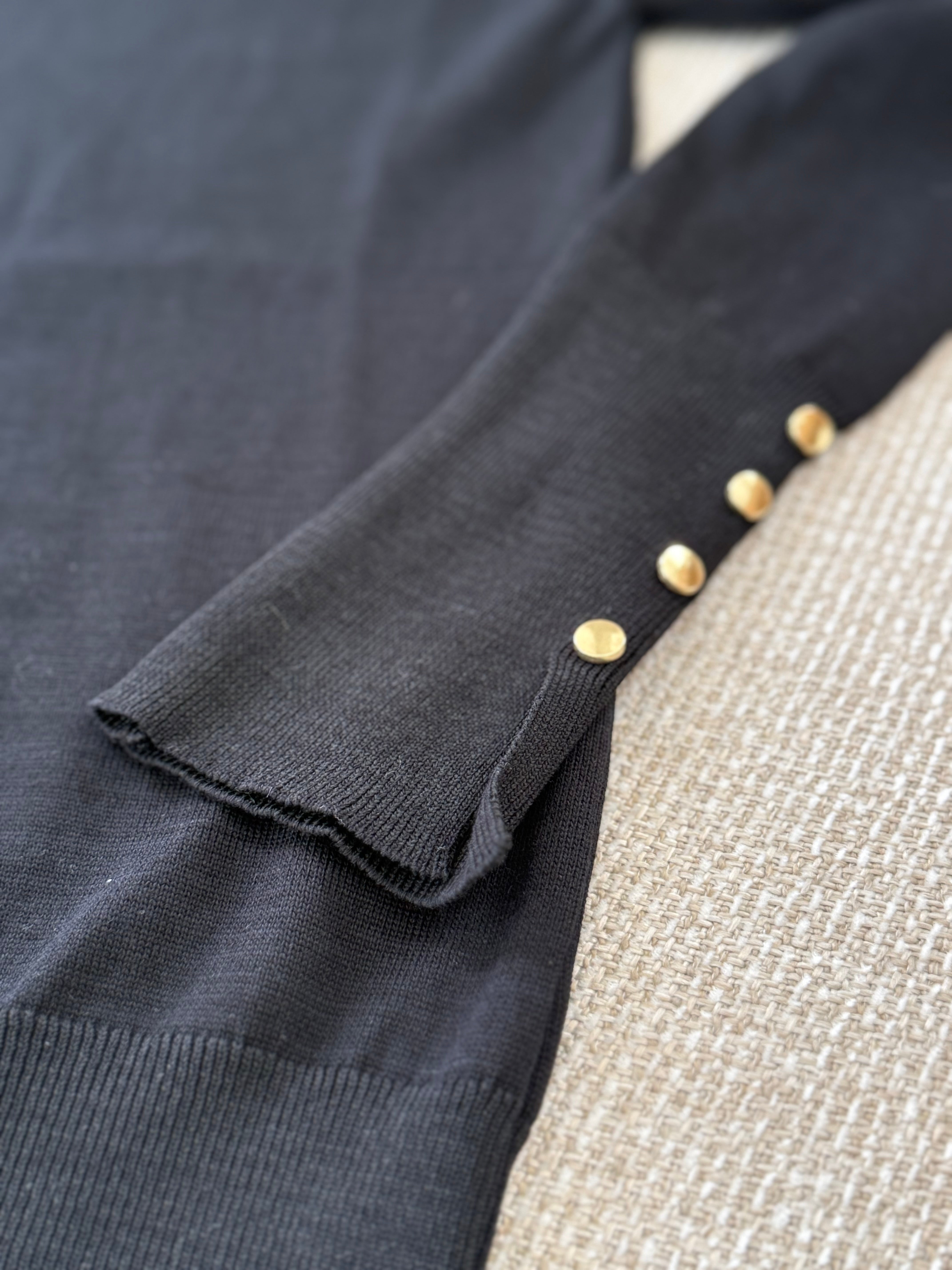 Kolları düğmeli badi