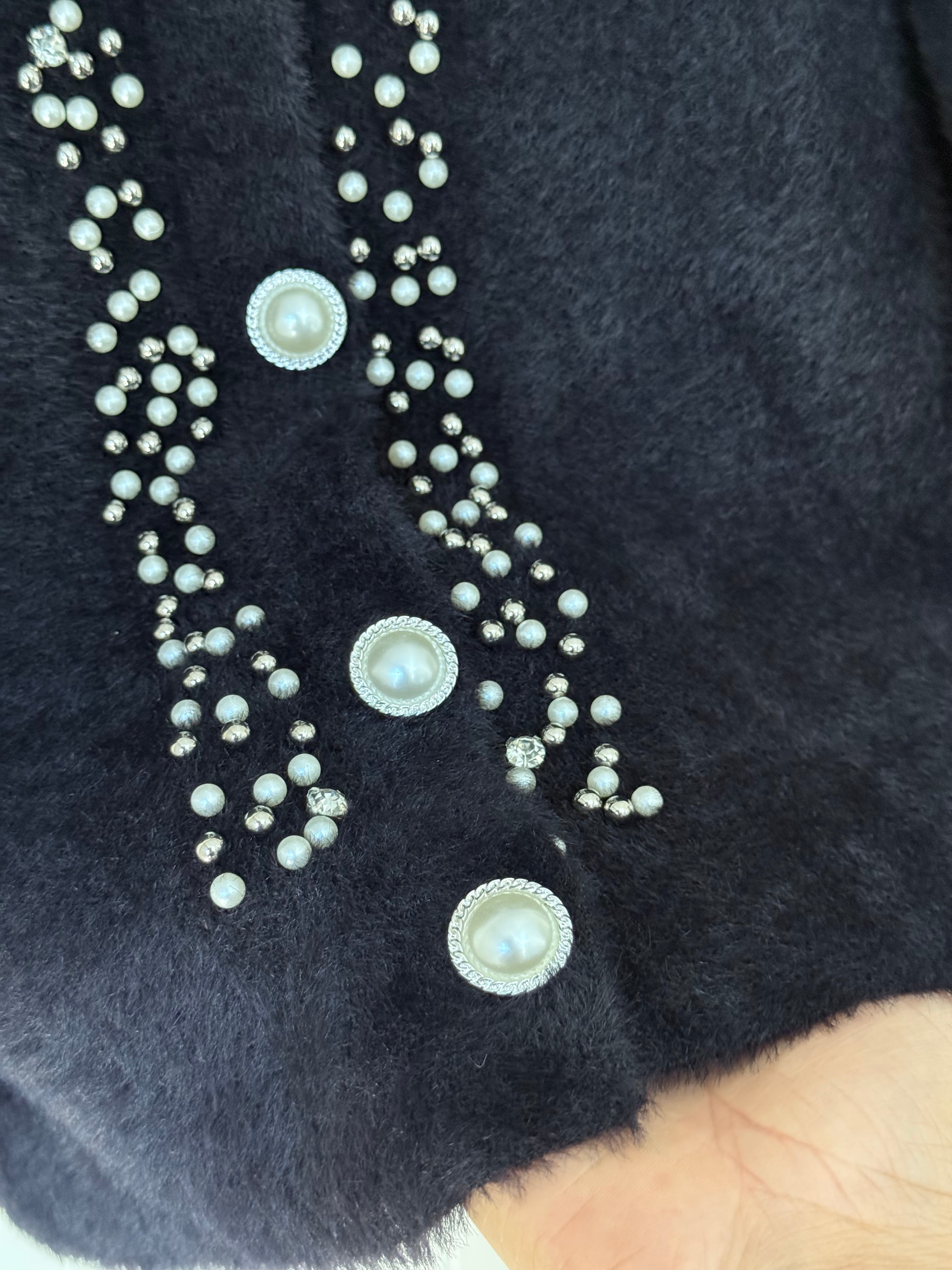 Siyah boncuklu hırka