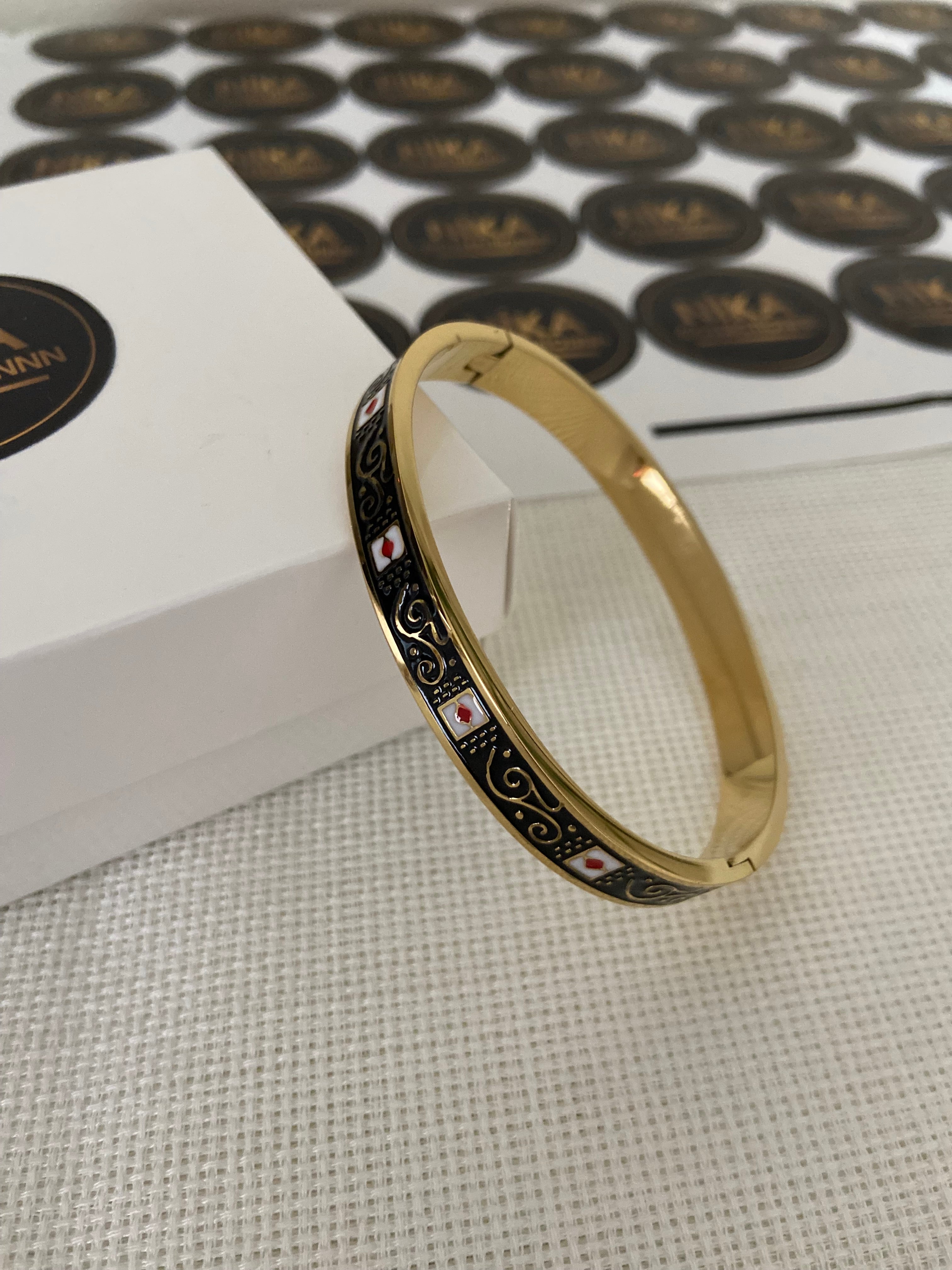 Siyah detaylı kelepçe