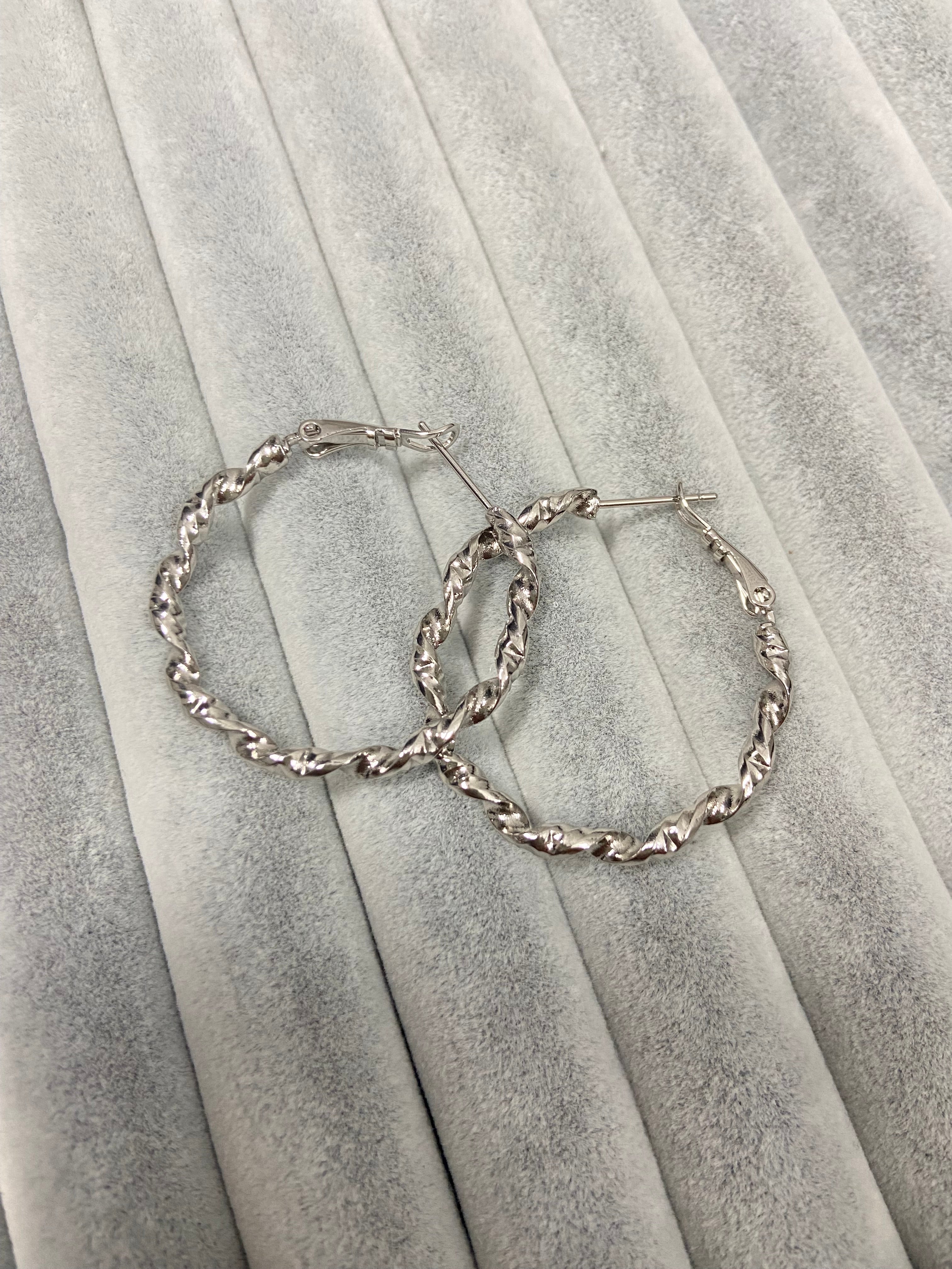 Halkalı tırtıklı küpe