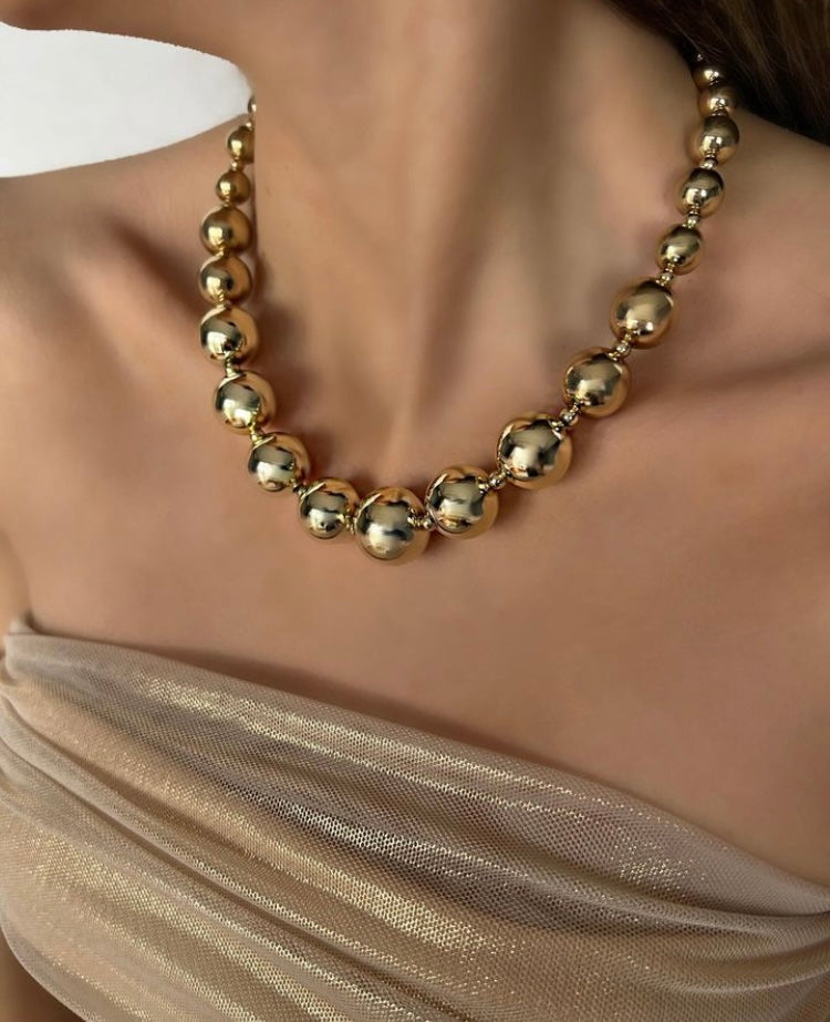 Büyük top detaylı kolye