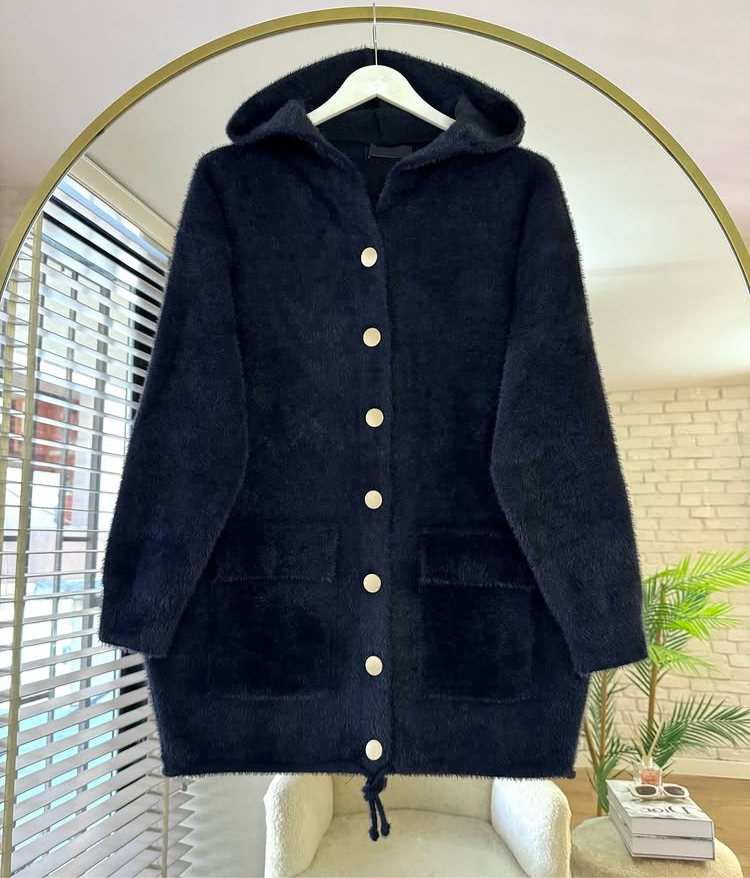 Siyah düğmeli hırka