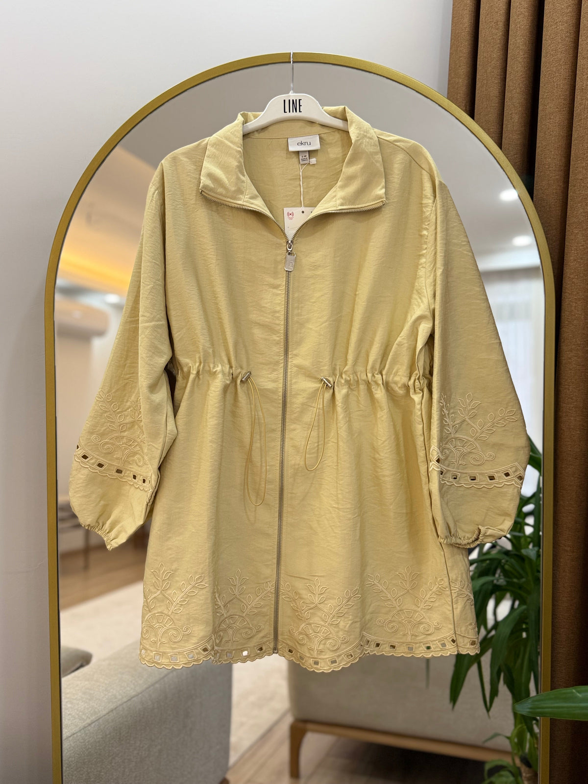 Nakış detaylı sarı ceket
