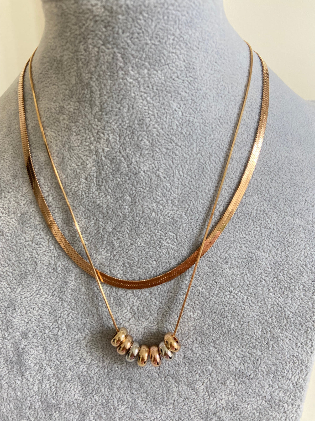 İkili set ayrı ayrı kolyeden oluşmakta