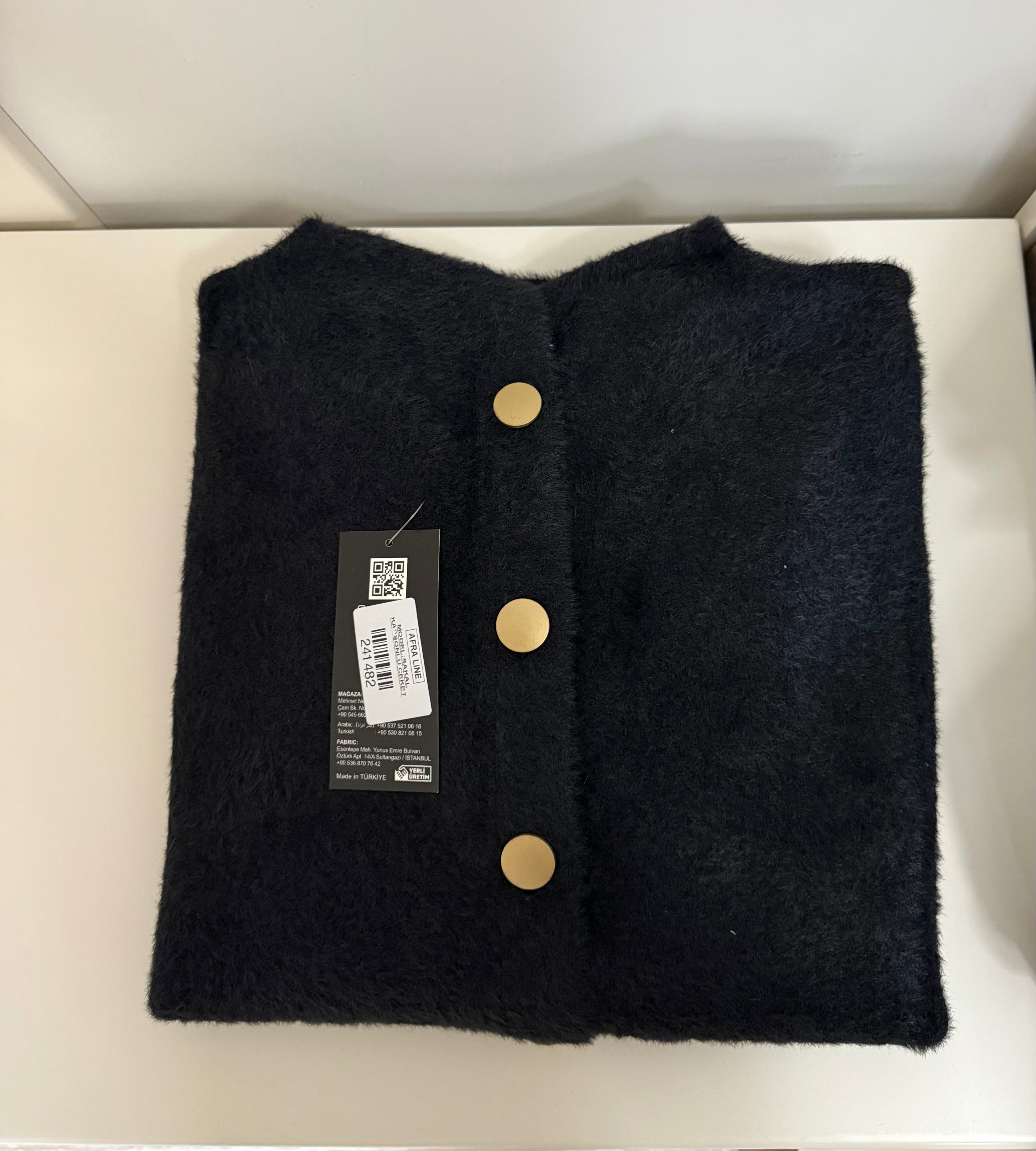 Siyah düğmeli hırka