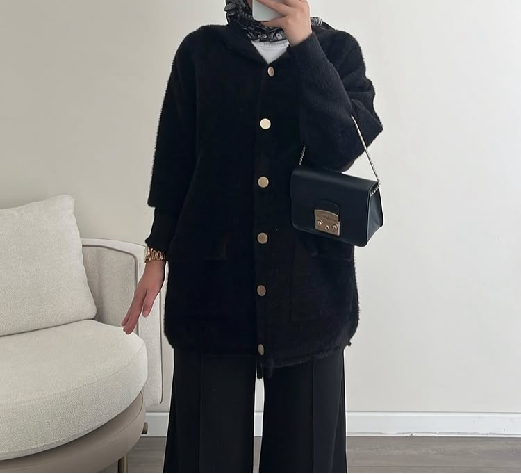 Siyah düğmeli hırka