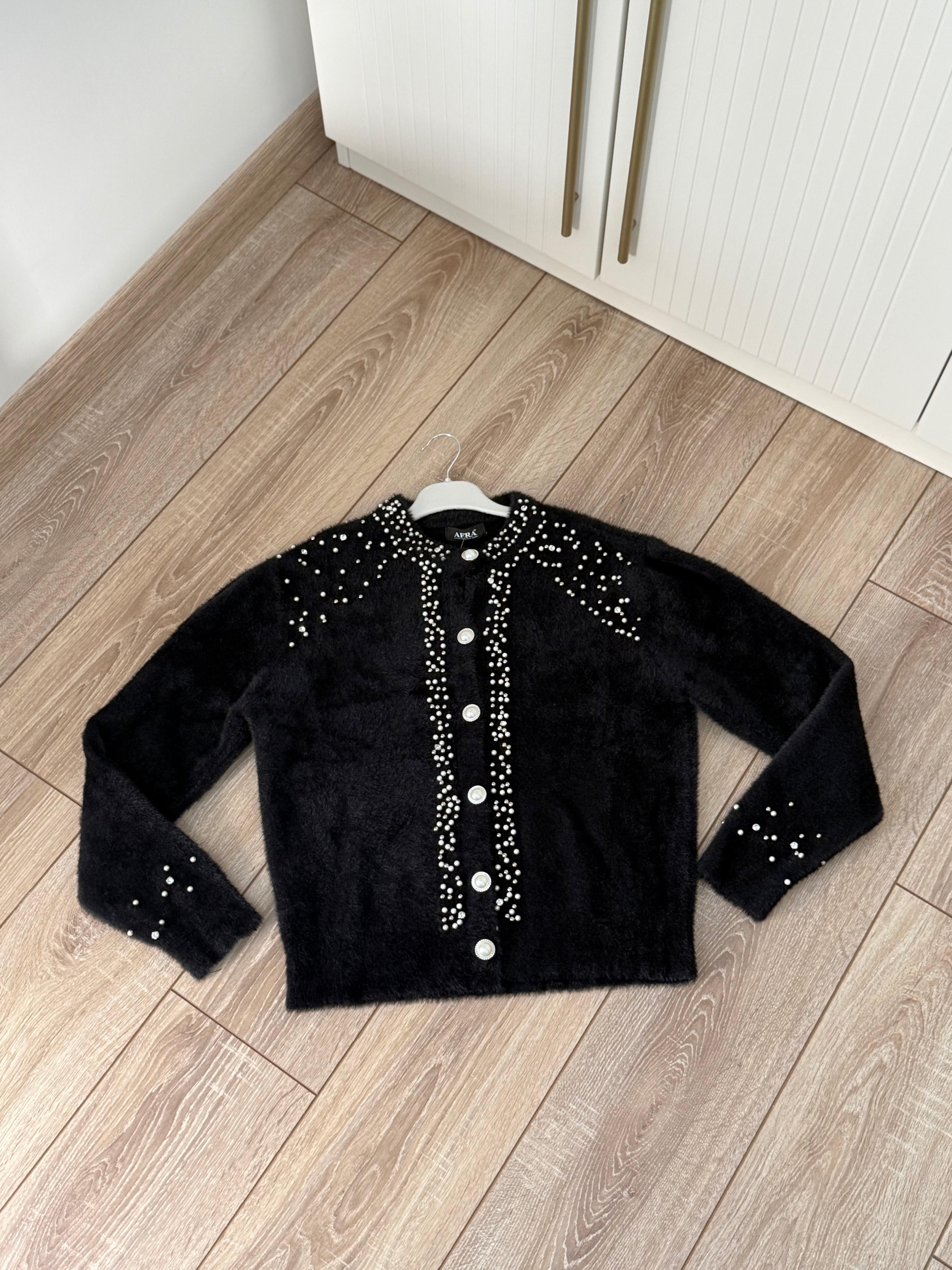 Siyah boncuklu hırka