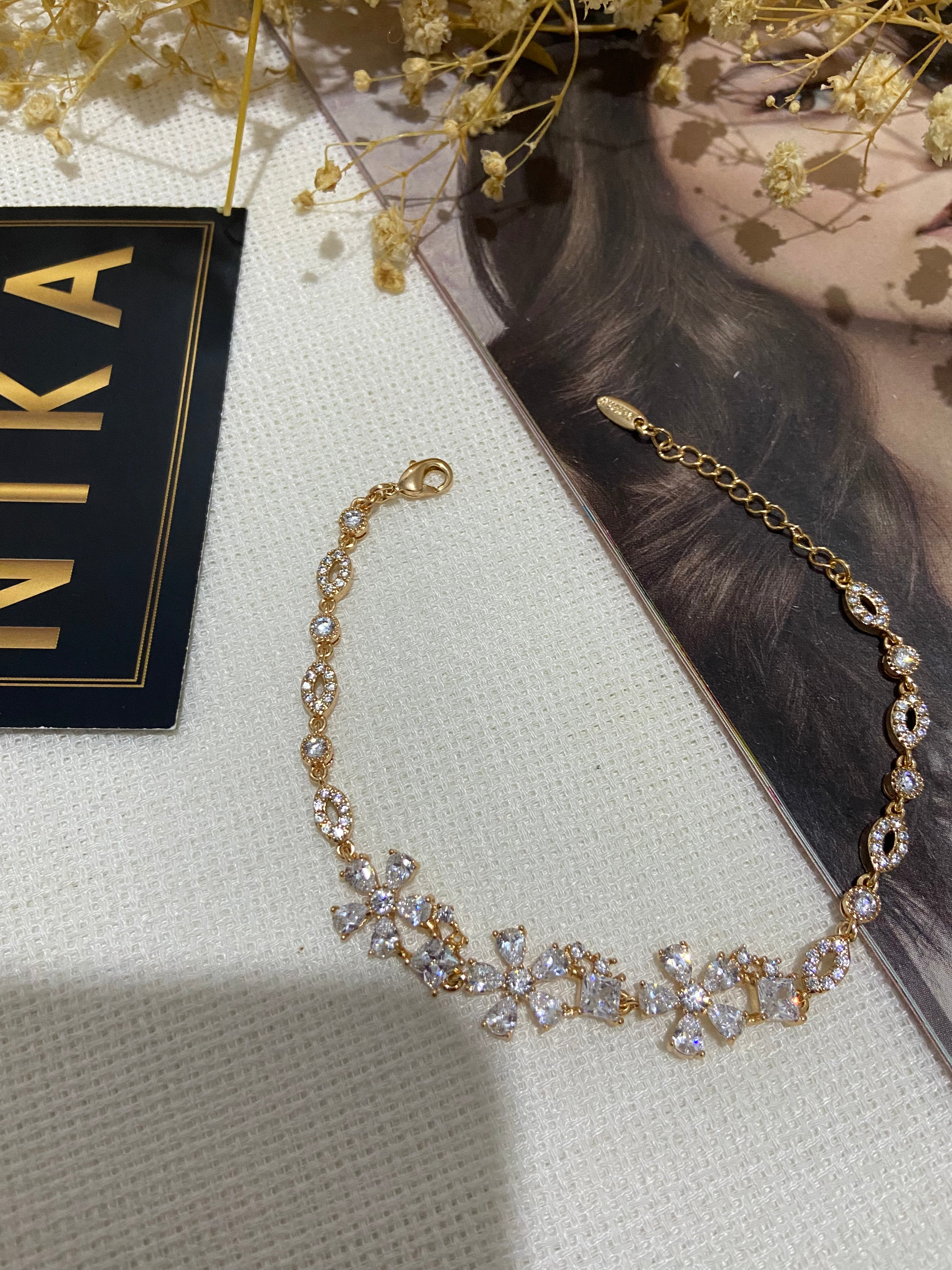 Çiçek detaylı rose bileklik