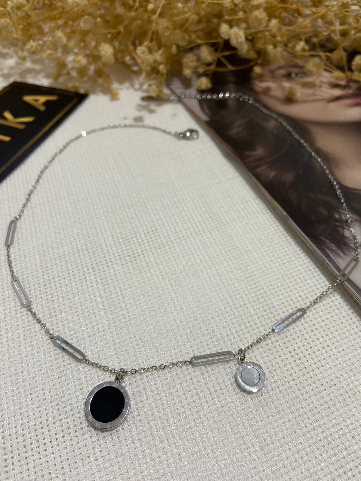 Siyah taş detaylı kolye