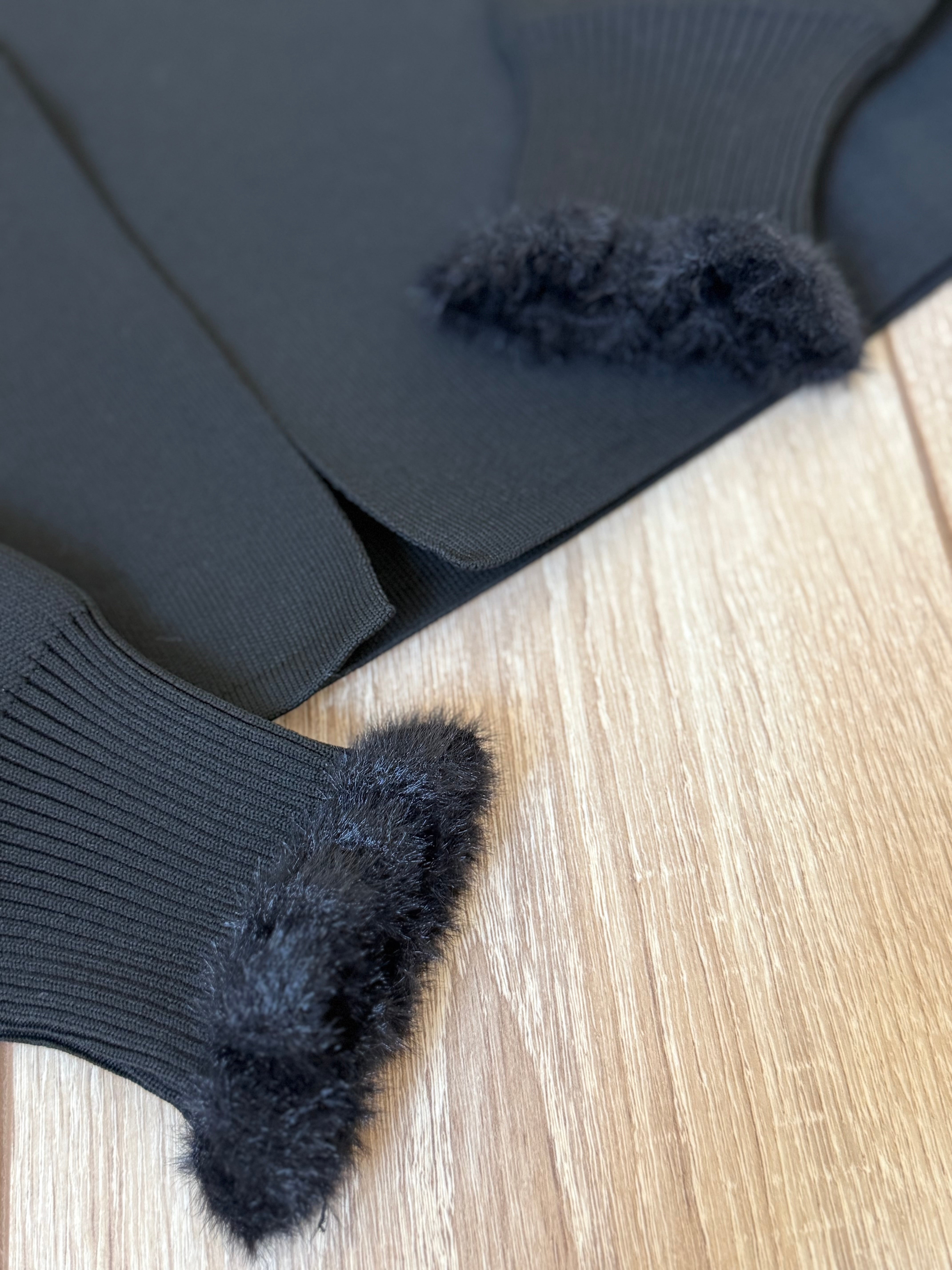 Kolları tüylü hırka