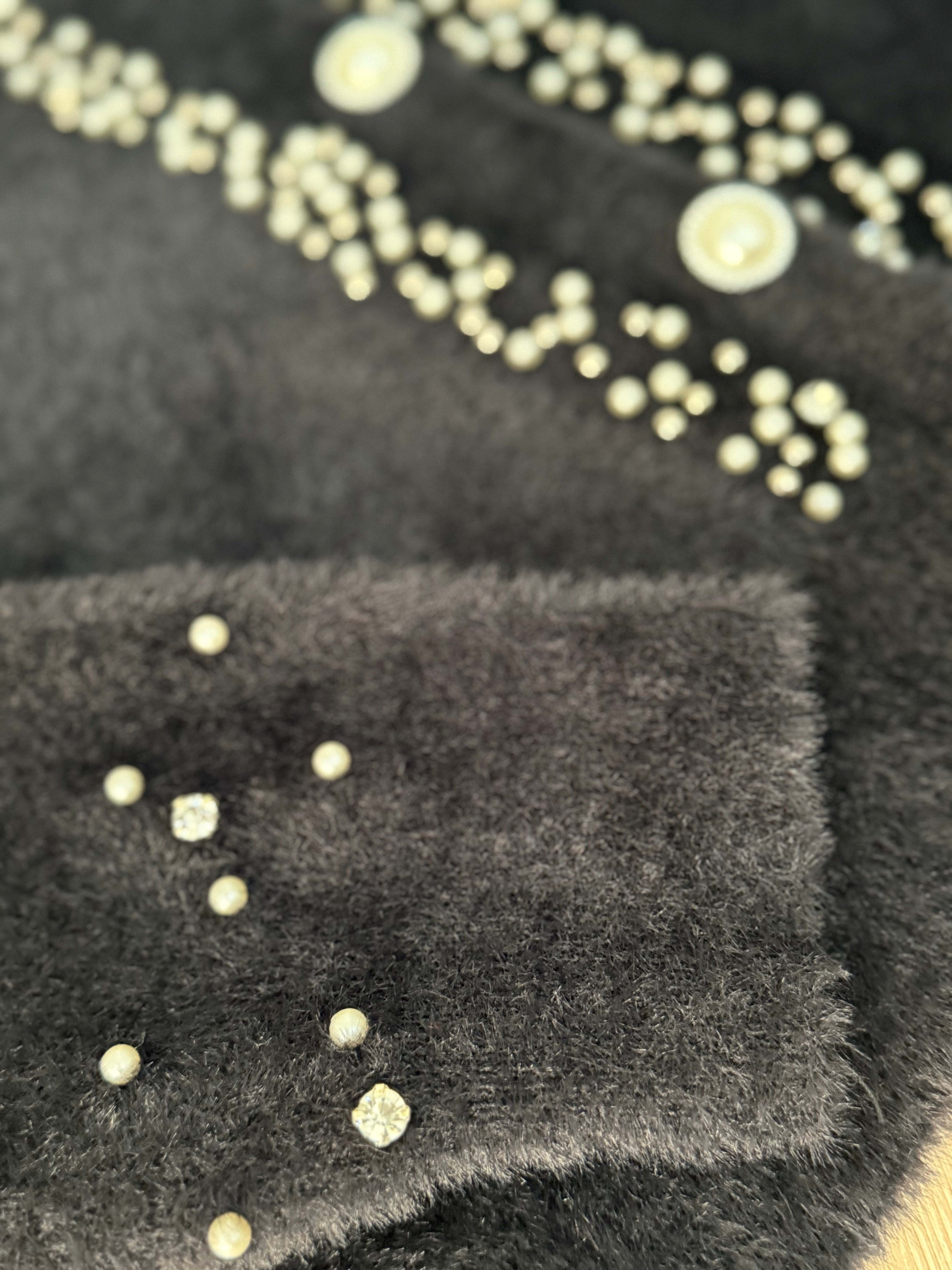 Siyah boncuklu hırka