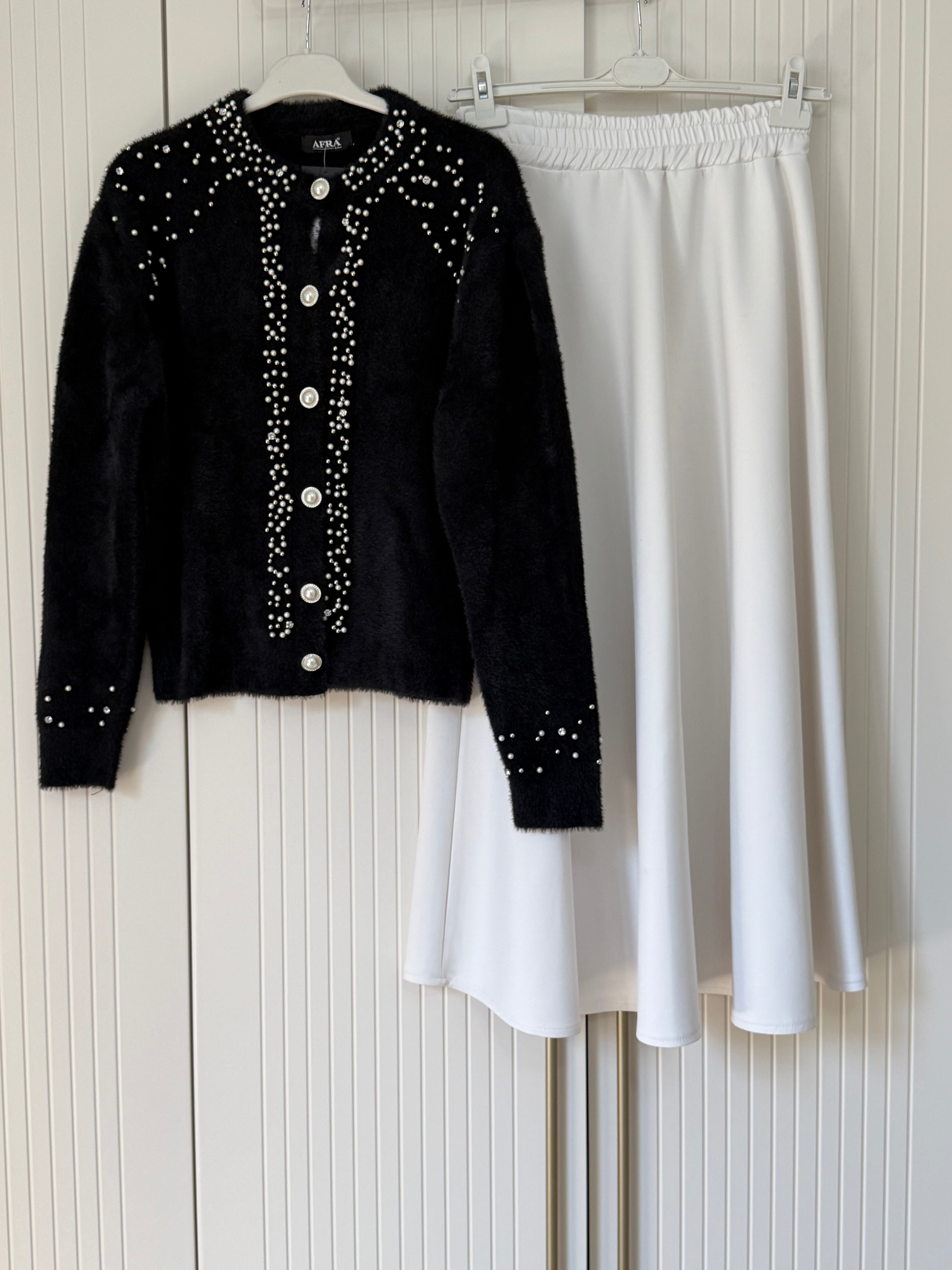 Siyah boncuklu hırka