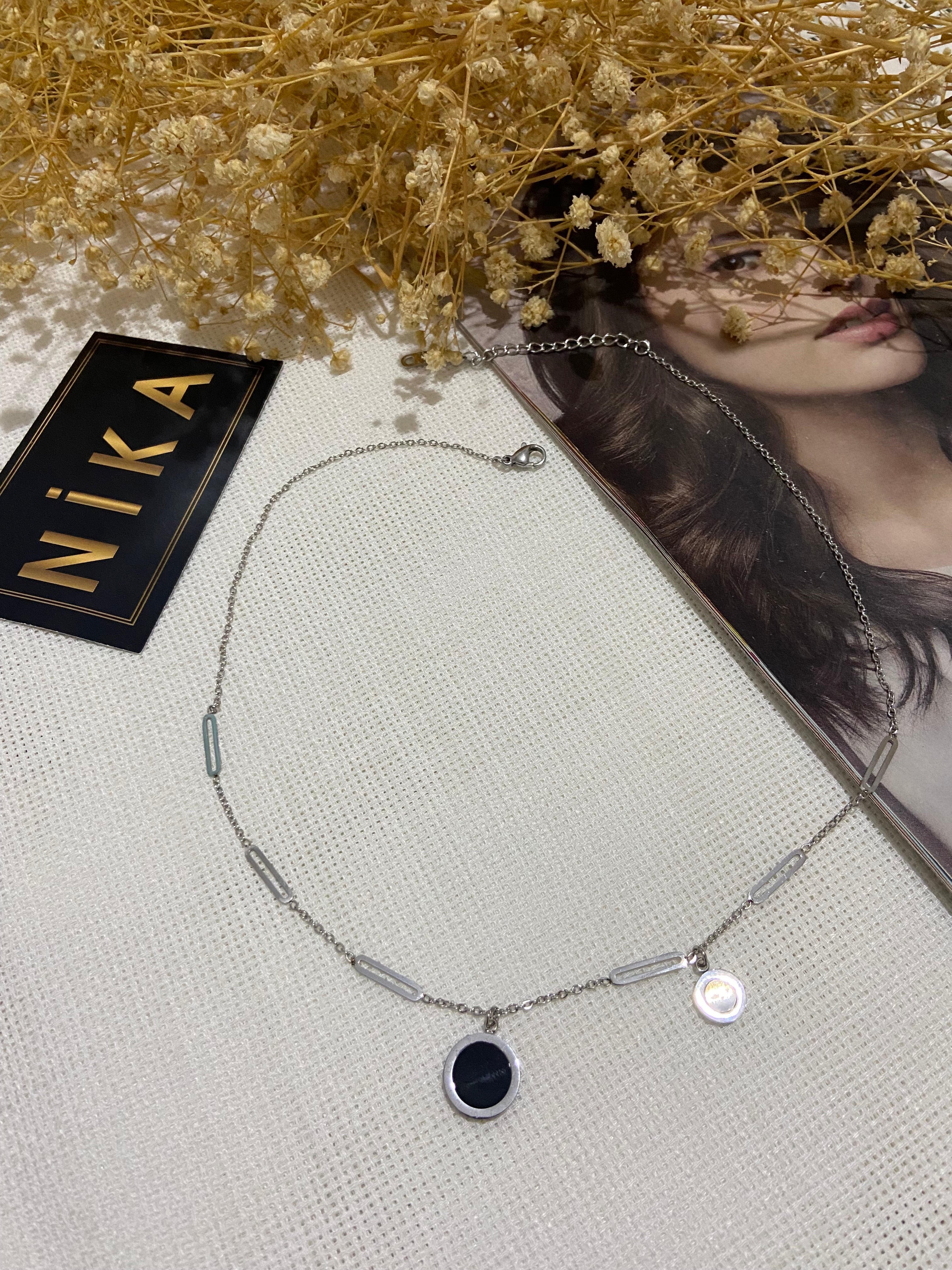 Siyah taş detaylı kolye