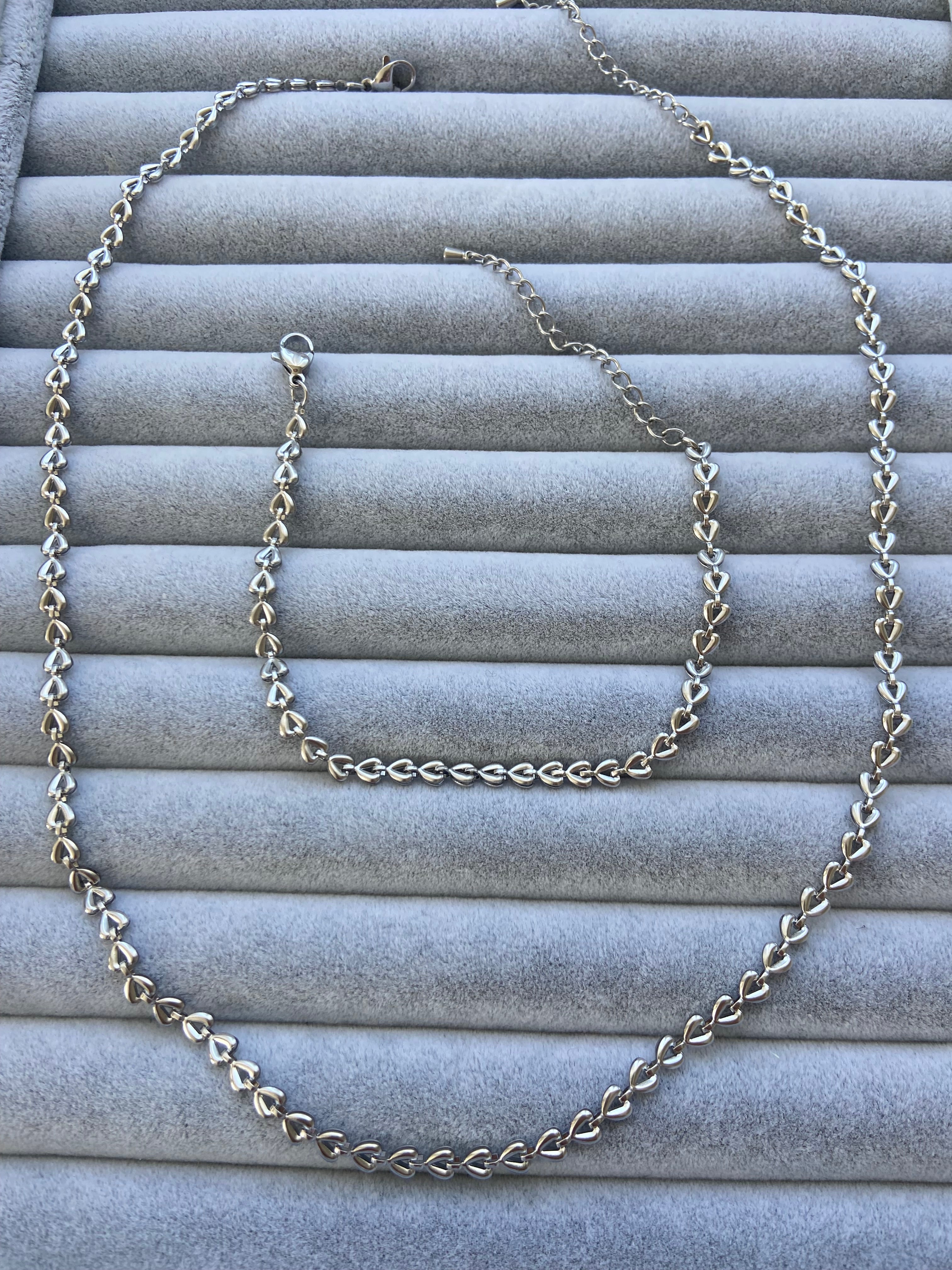 Üçgen detaylı kolye