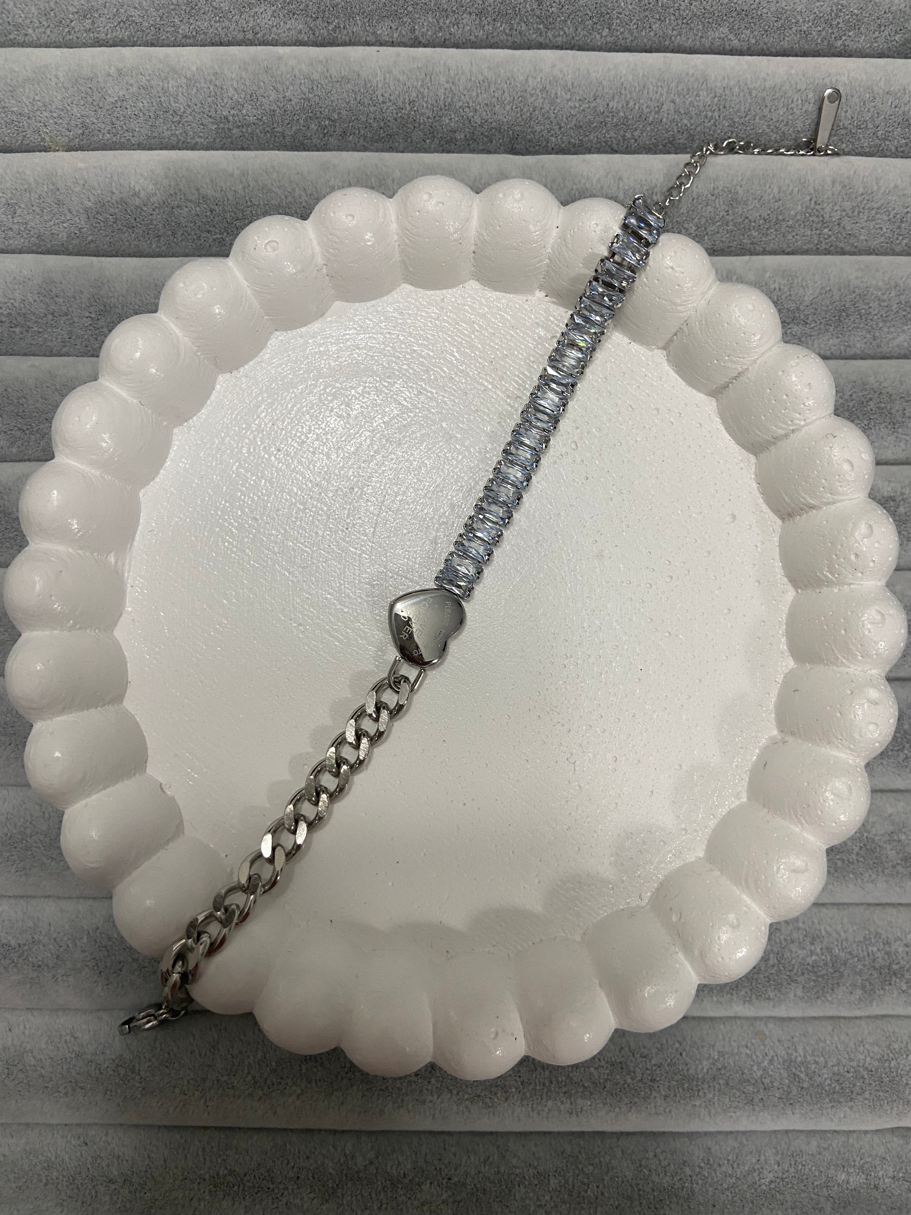 Zarif kalp detaylı bileklik