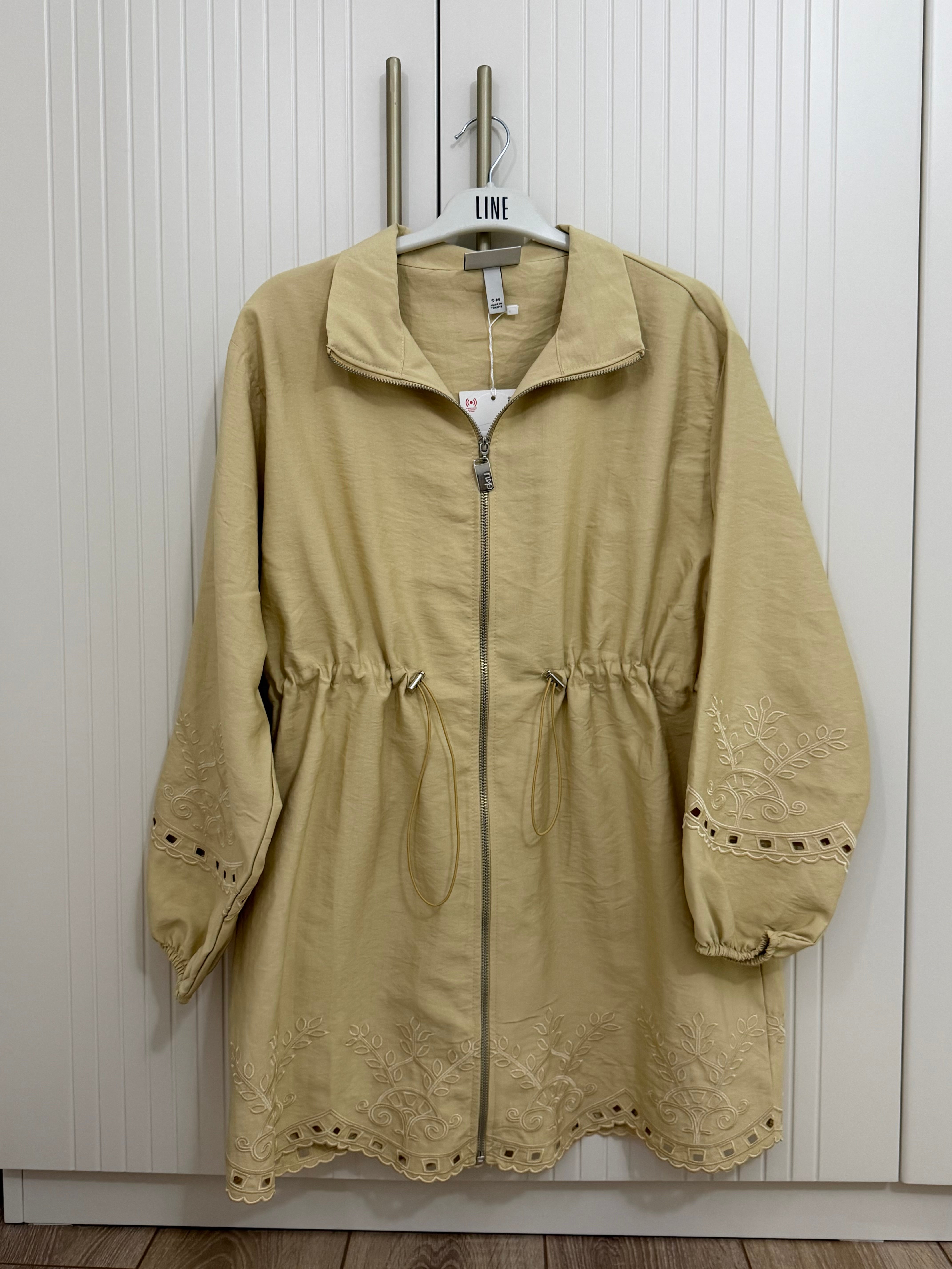 Nakış detaylı sarı ceket