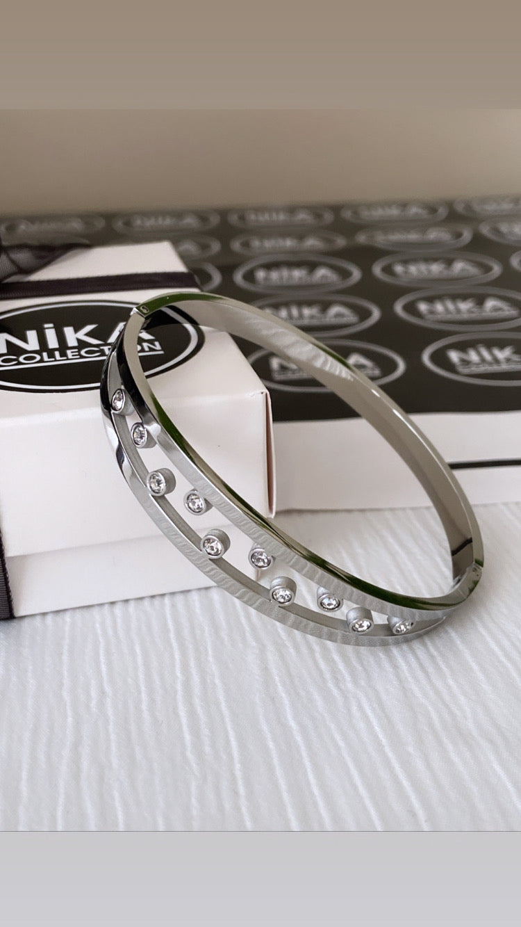 İçi boş taş detaylı kelepçe