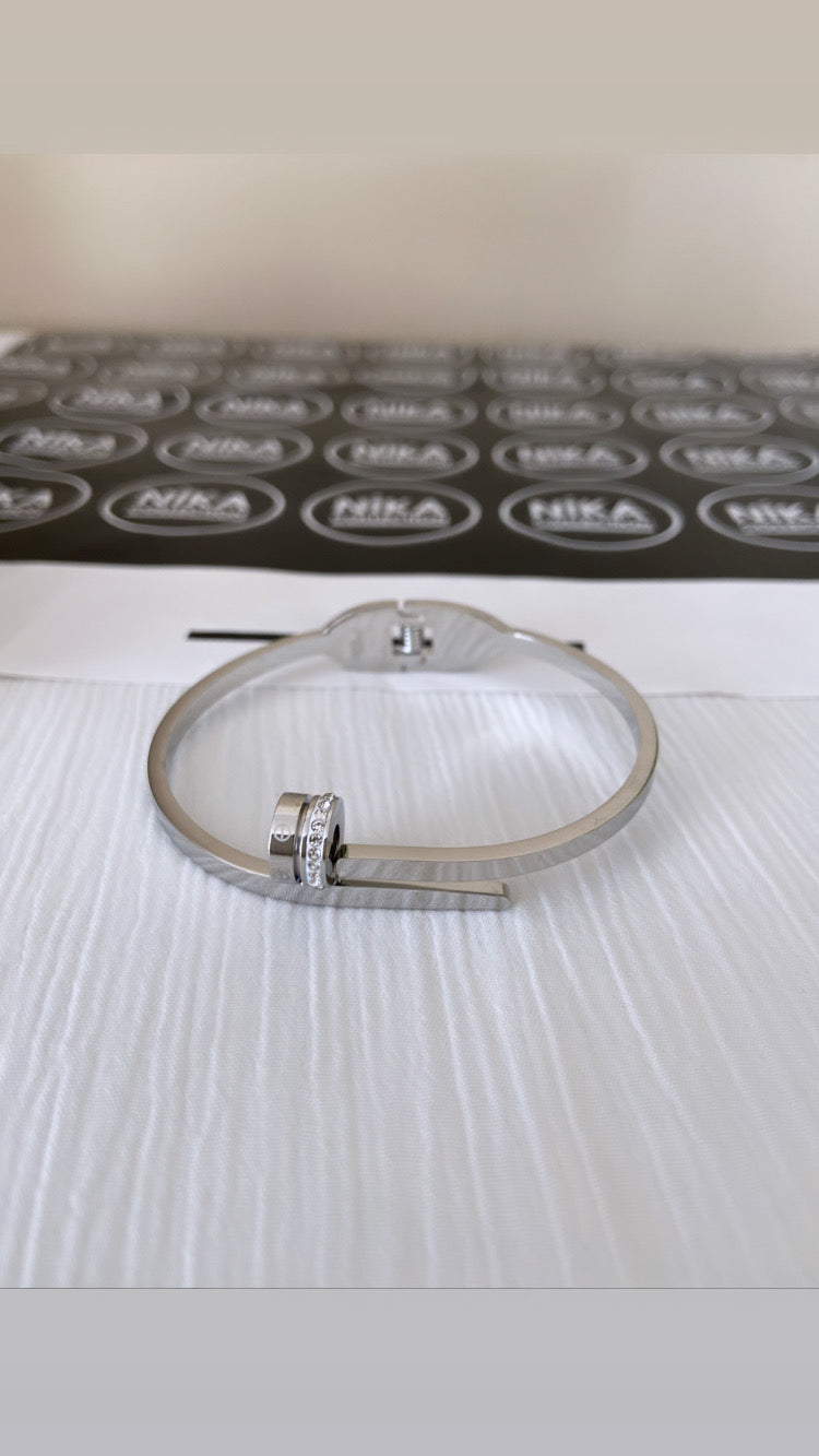 Silver renk çivi model kelepçe