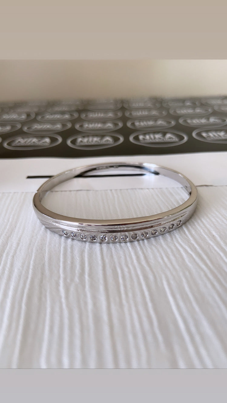 Silver renk tek sıra taşlı kelepçe ( özel seri )