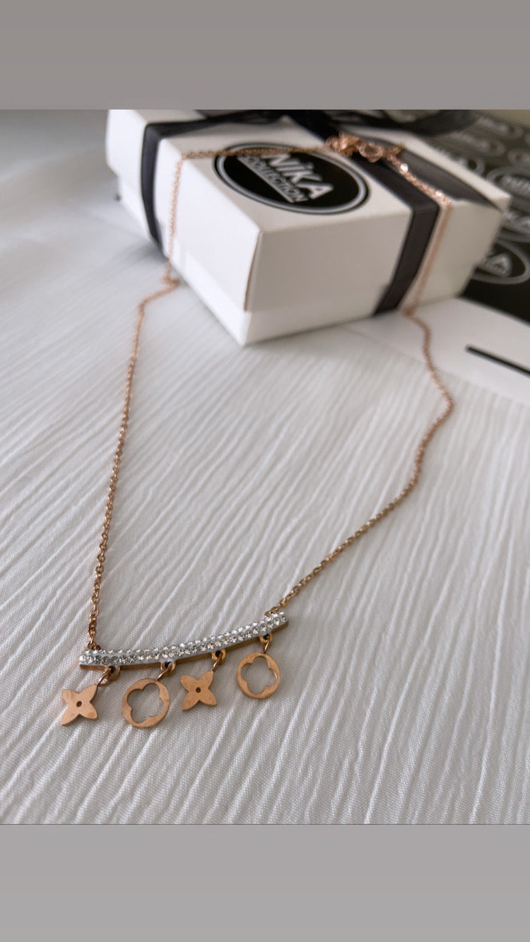 Saçaklı şekilli rose renk kolye