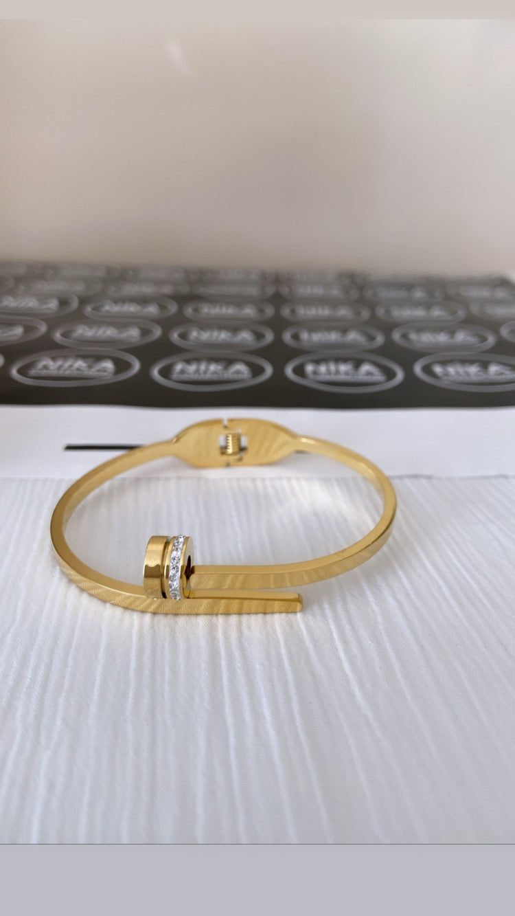 Gold renk çivi model kelepçe