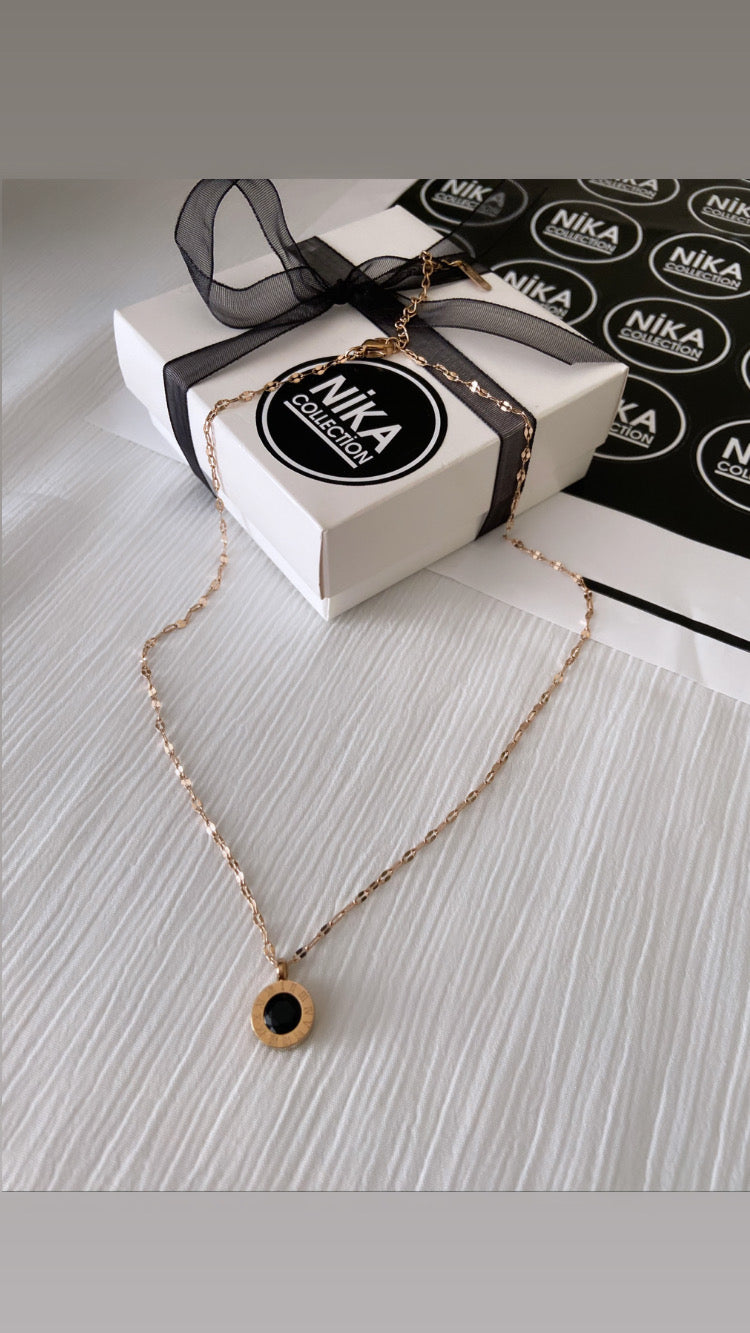 Roma rakamlı siyah taşlı kolye