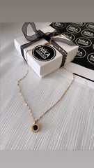 Roma rakamlı siyah taşlı kolye