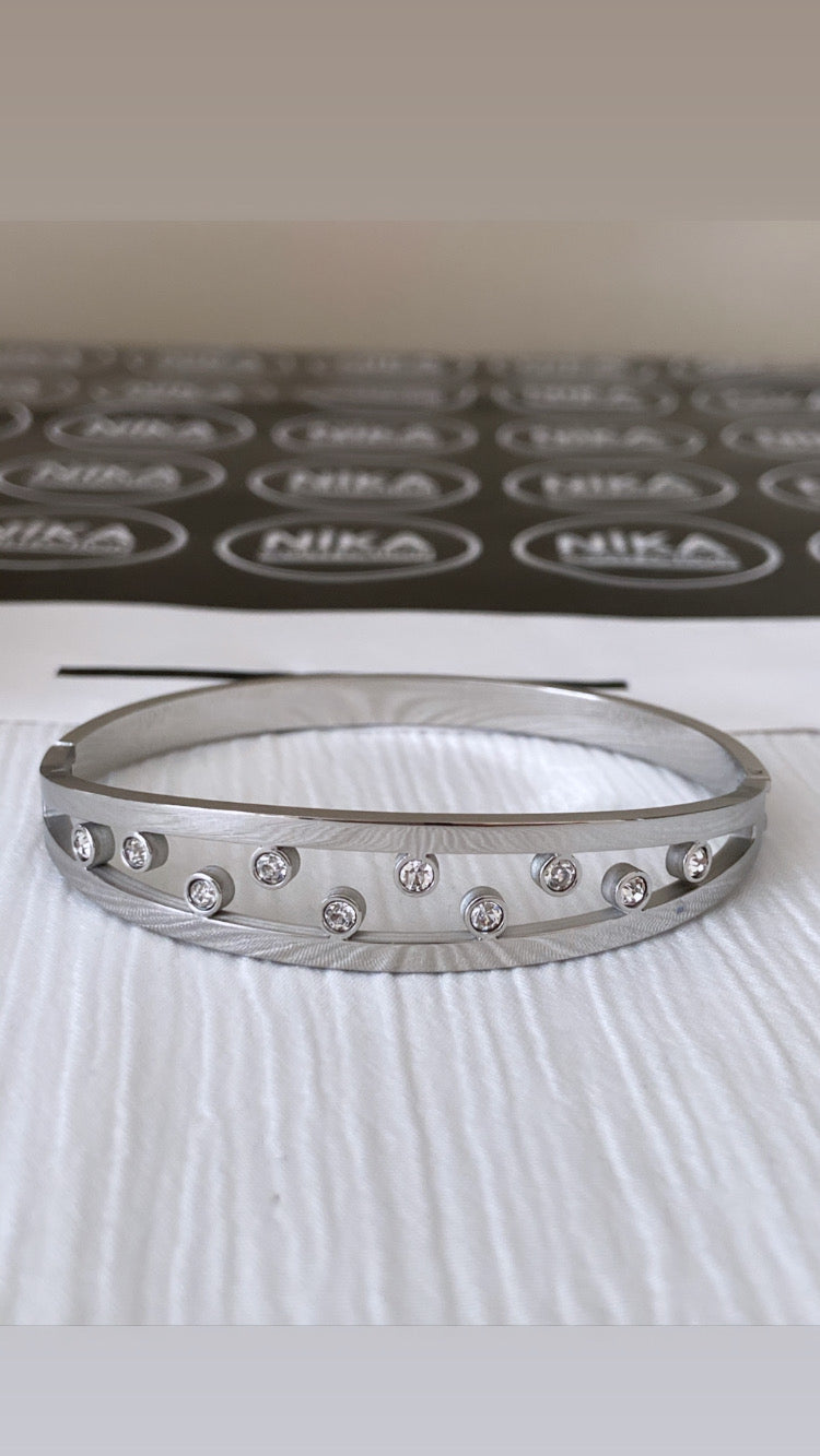 İçi boş taş detaylı kelepçe