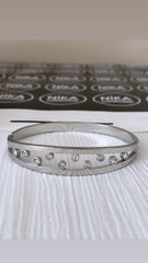 İçi boş taş detaylı kelepçe