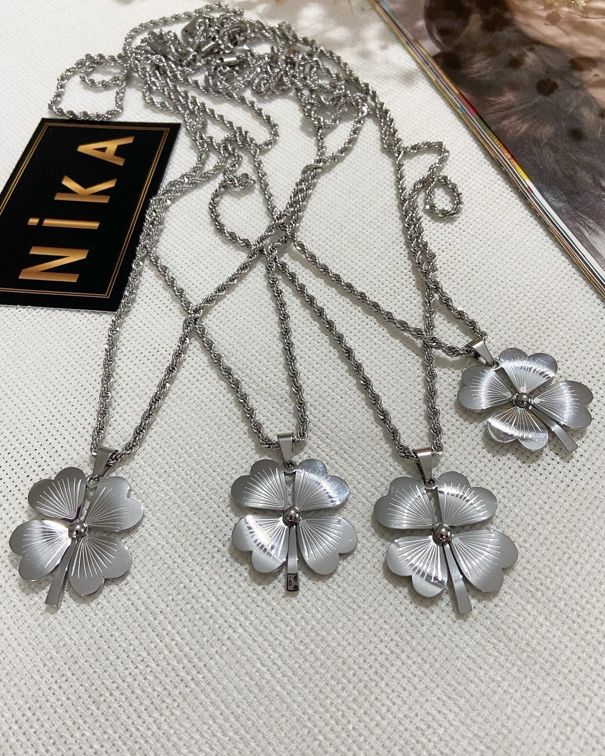 Silver renk yonca kolye